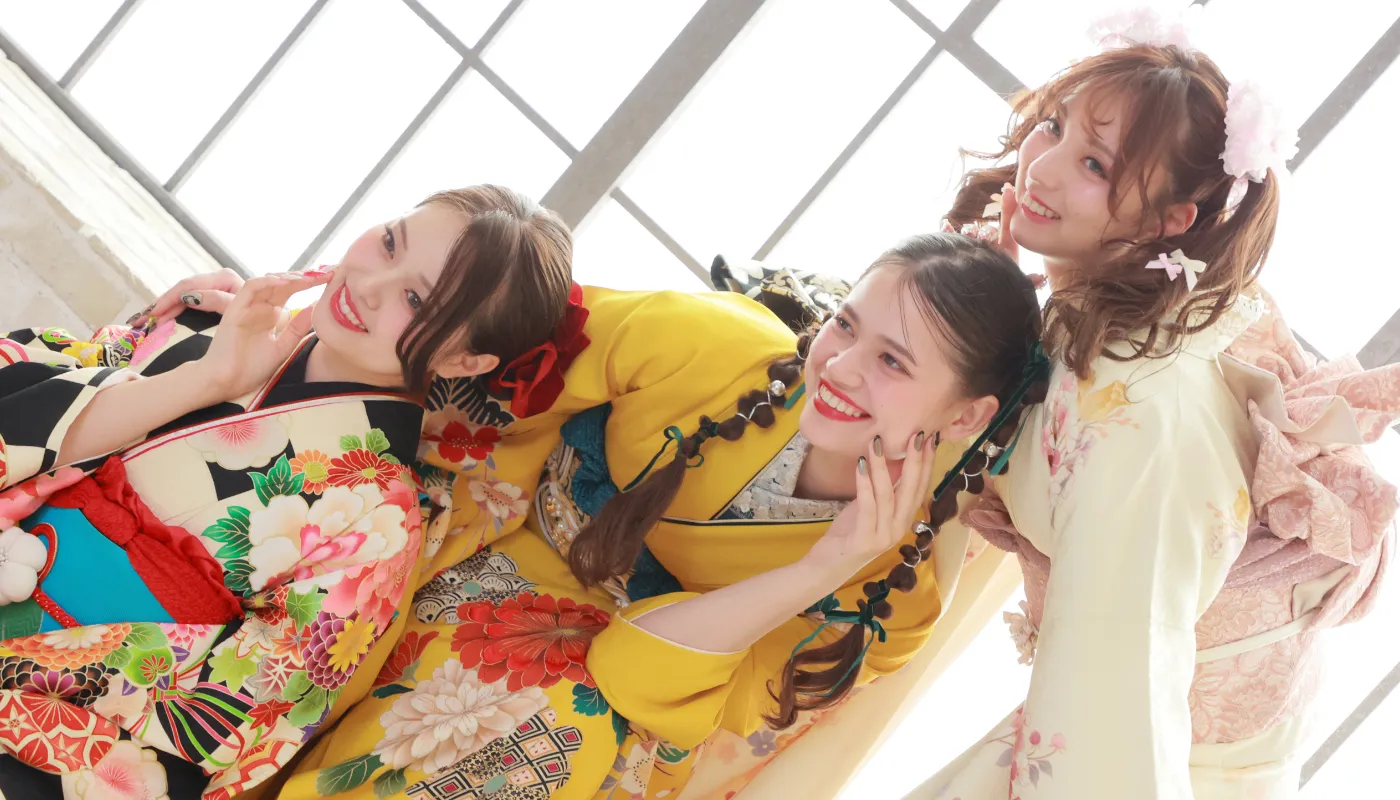 振袖女性３人
