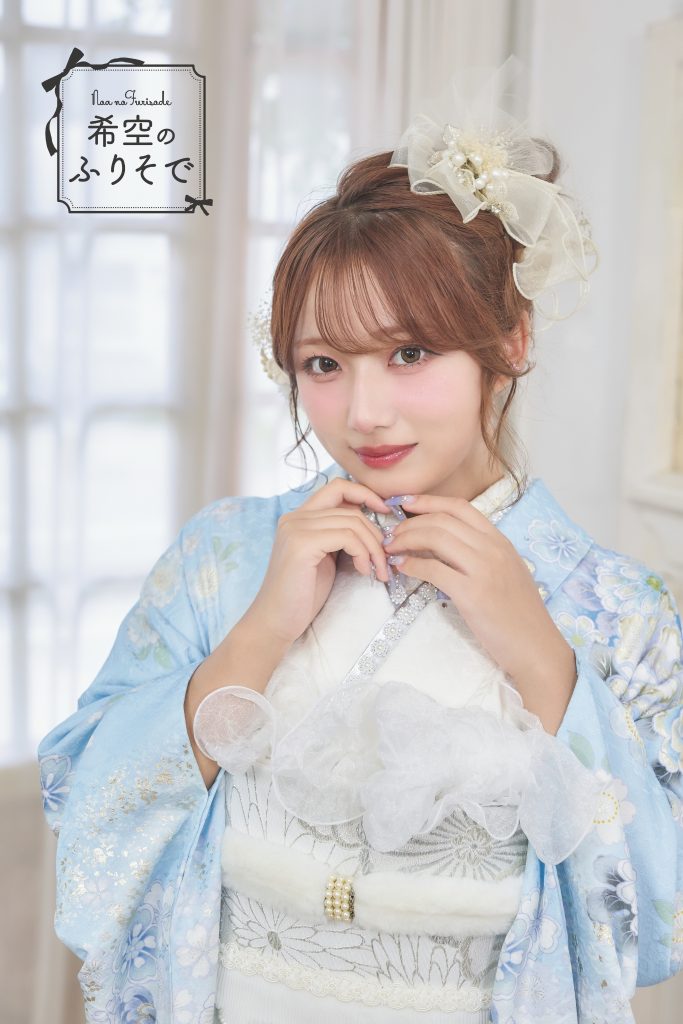 「淡いブルーの花柄振袖を着た希空(のあ)が、透明感あふれる淡色コーデで立ち姿を見せている写真。」