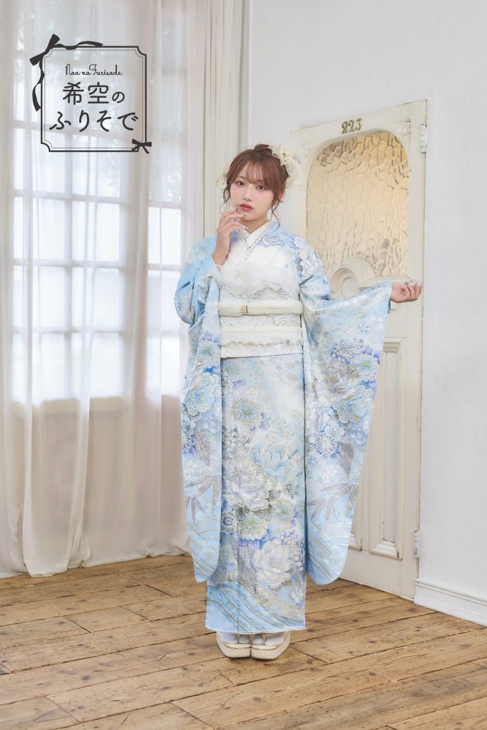 「淡いブルーの花柄振袖を着た希空(のあ)が、透明感あふれる淡色コーデで立ち姿を見せている写真。」