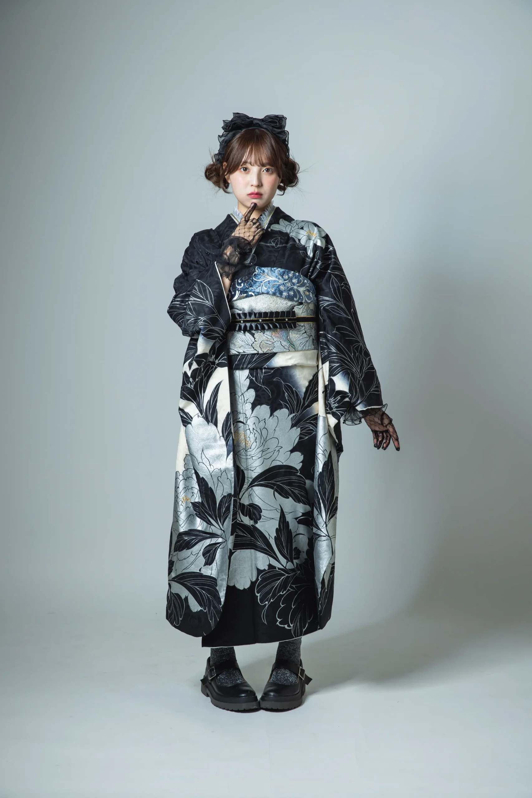 黒地に白の大柄花柄が映えるモード系振袖を着用した女性の全身スタジオ写真。成人式向け振袖レンタルを行うPLUM（プラム）の振袖コレクション。岐阜・一宮エリア対応