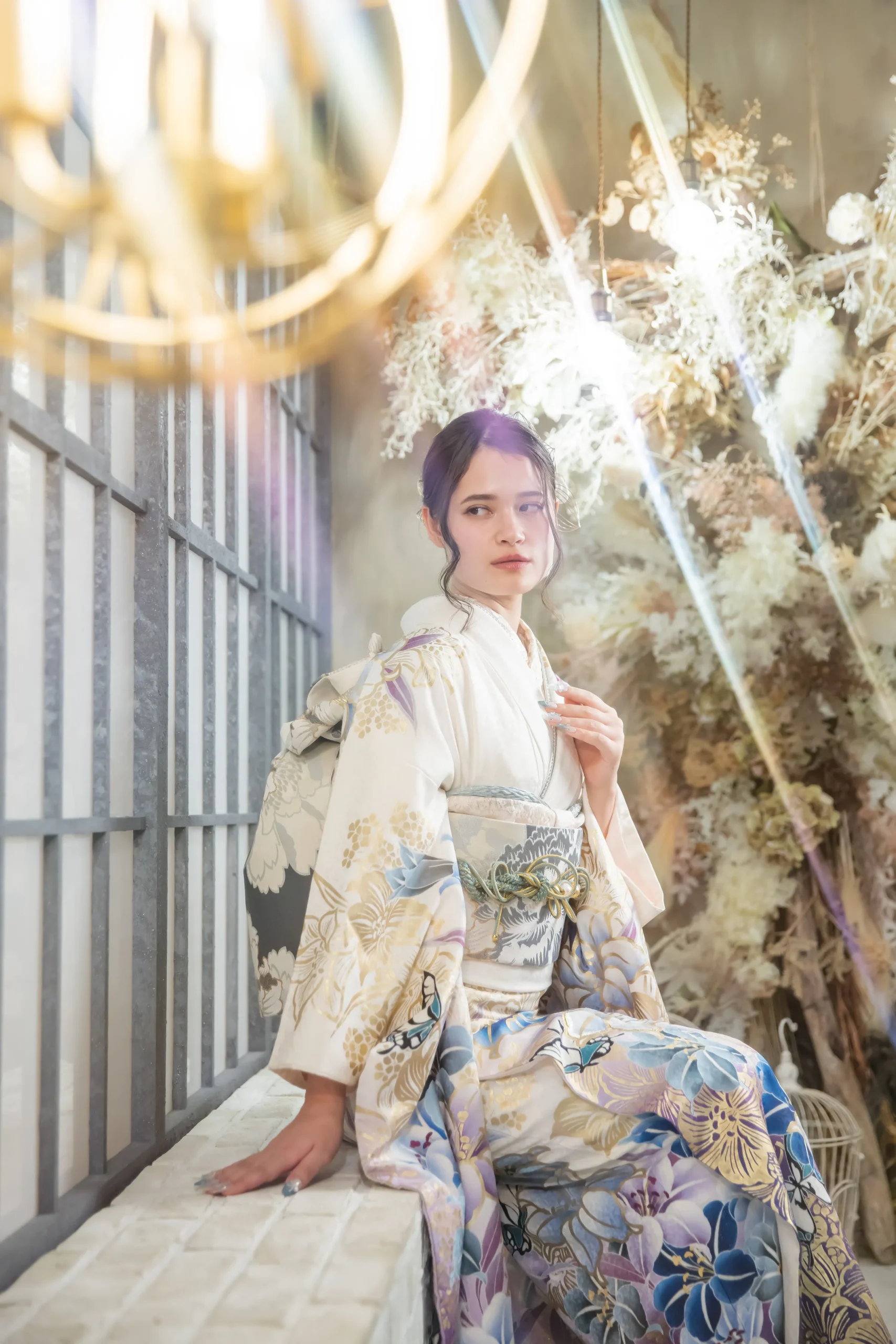 白地に青と紫の大輪花柄と蝶モチーフが華やかな古典モダン振袖を着用した女性の全身スタジオ写真。成人式振袖レンタルPLUM（プラム）岐阜・一宮対応