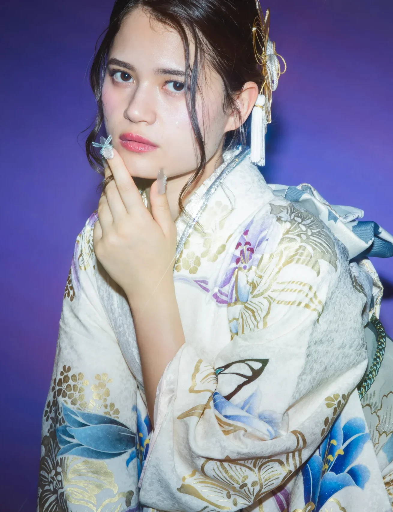 白地に青と紫の大輪花柄と蝶モチーフが華やかな古典モダン振袖を着用した女性の全身スタジオ写真。成人式振袖レンタルPLUM（プラム）岐阜・一宮対応