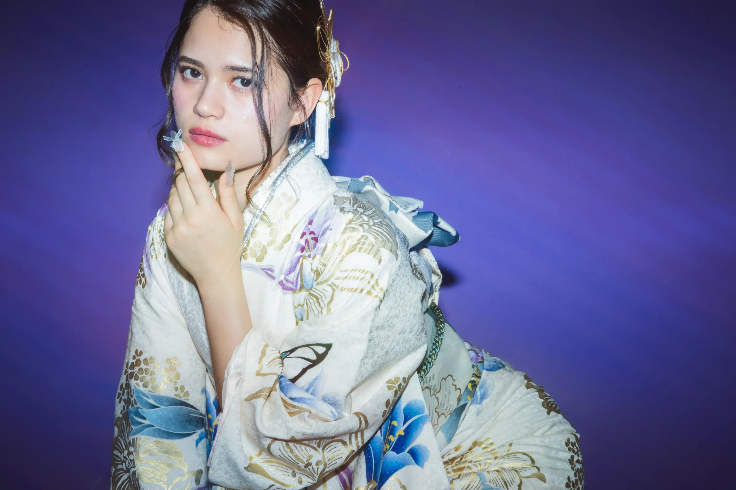 白地に青と紫の大輪花柄と蝶モチーフが華やかな古典モダン振袖を着用した女性の全身スタジオ写真。成人式振袖レンタルPLUM（プラム）岐阜・一宮対応