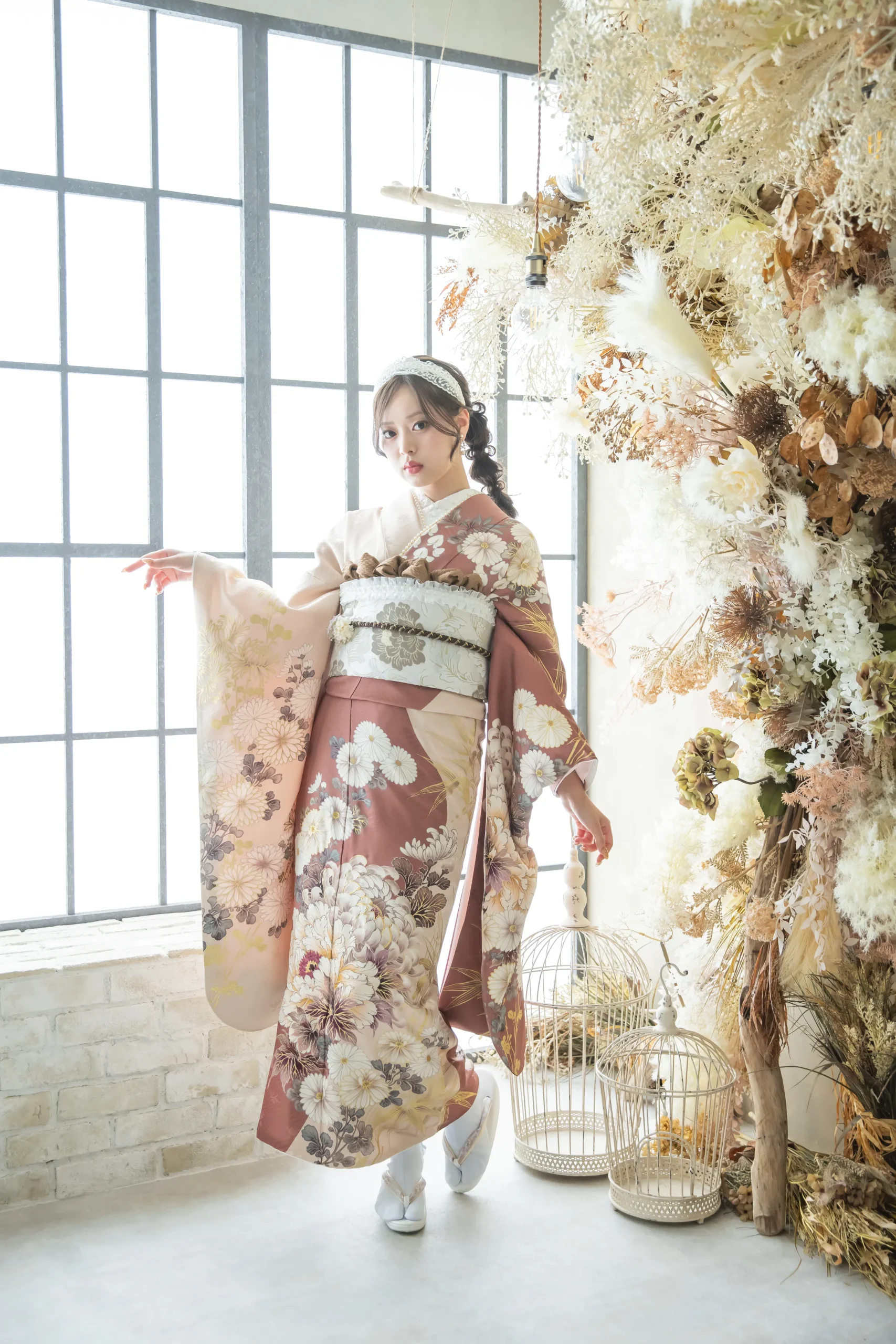 くすみピンク地に白とベージュの花柄が上品な古典モダン振袖を着用した女性の全身スタジオ写真。成人式振袖レンタルPLUM（プラム）岐阜・一宮対応