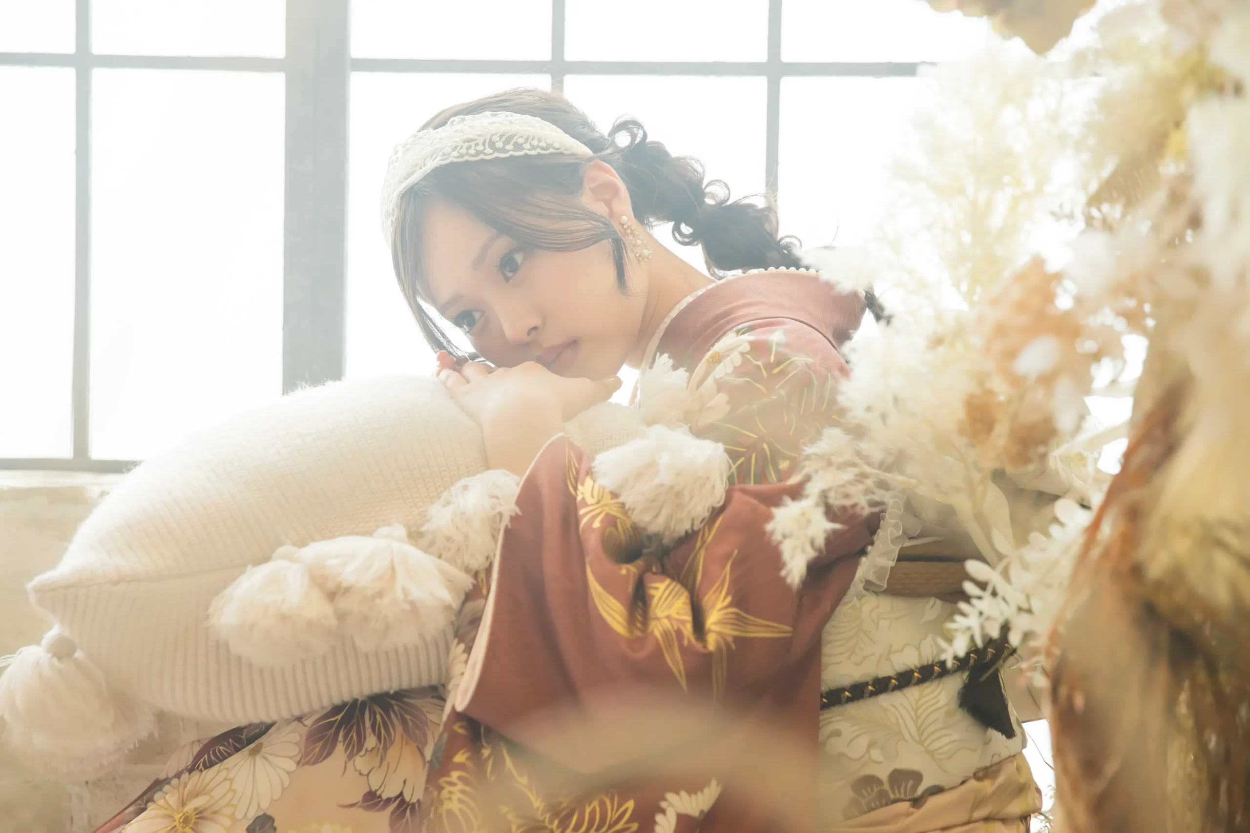 くすみピンク地に白とベージュの花柄が上品な古典モダン振袖を着用した女性の全身スタジオ写真。成人式振袖レンタルPLUM（プラム）岐阜・一宮対応