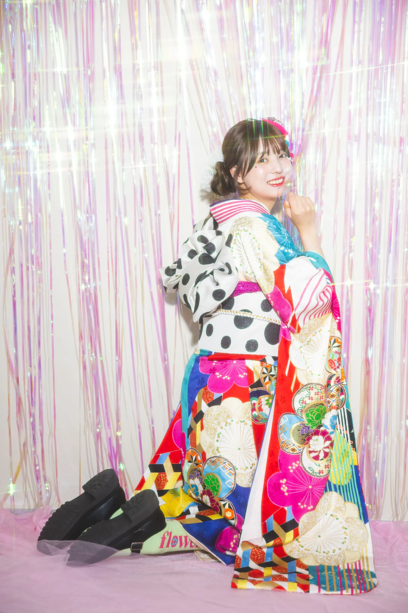 カラフルな古典柄とストライプが印象的なポップ振袖を着用した女性の全身スタジオ写真。成人式振袖レンタルPLUM（プラム）岐阜・一宮対応