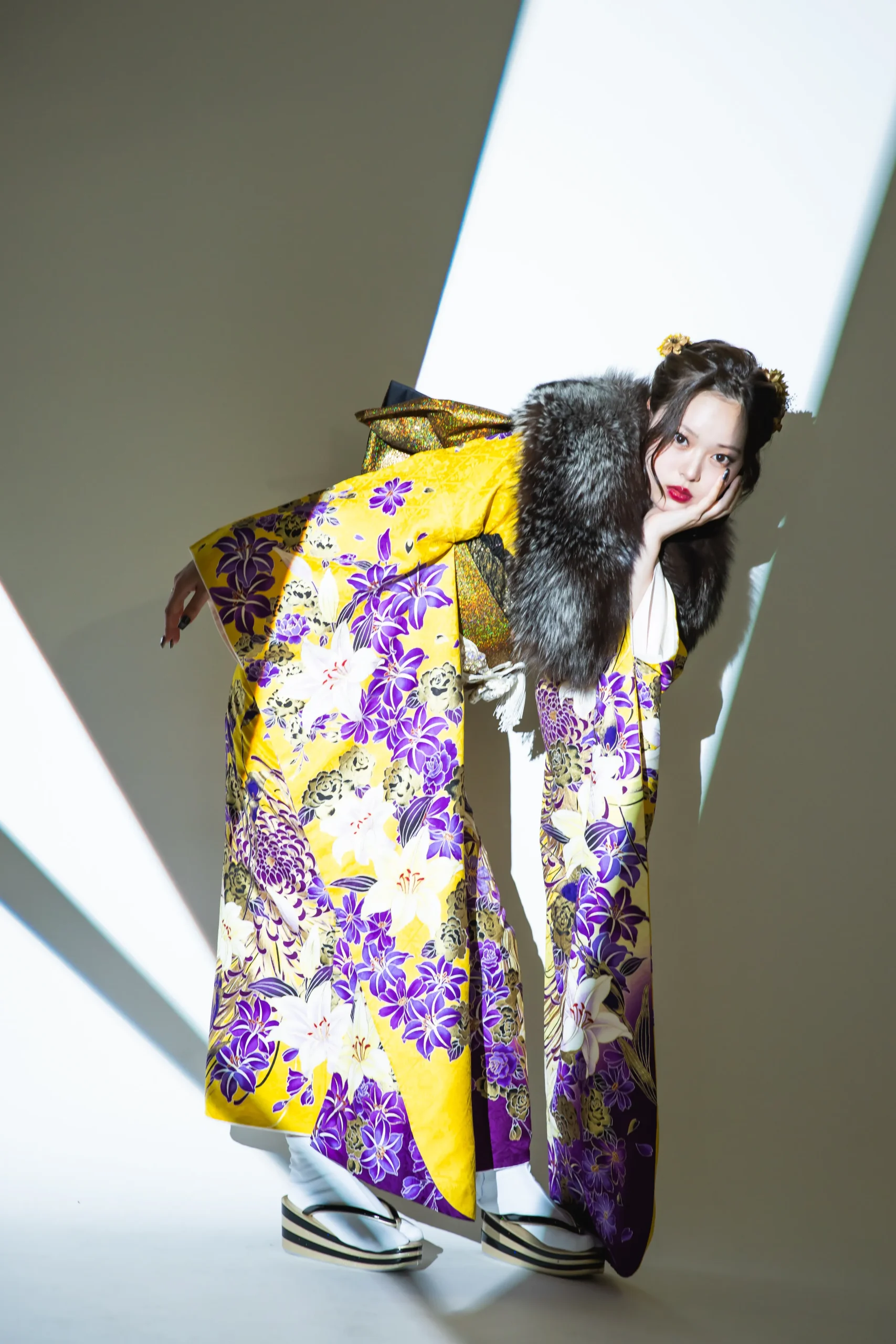 黄色地に紫と白の百合柄が映える華やかな古典振袖を着用した女性の全身スタジオ写真。成人式振袖レンタルPLUM（プラム）岐阜・一宮対応