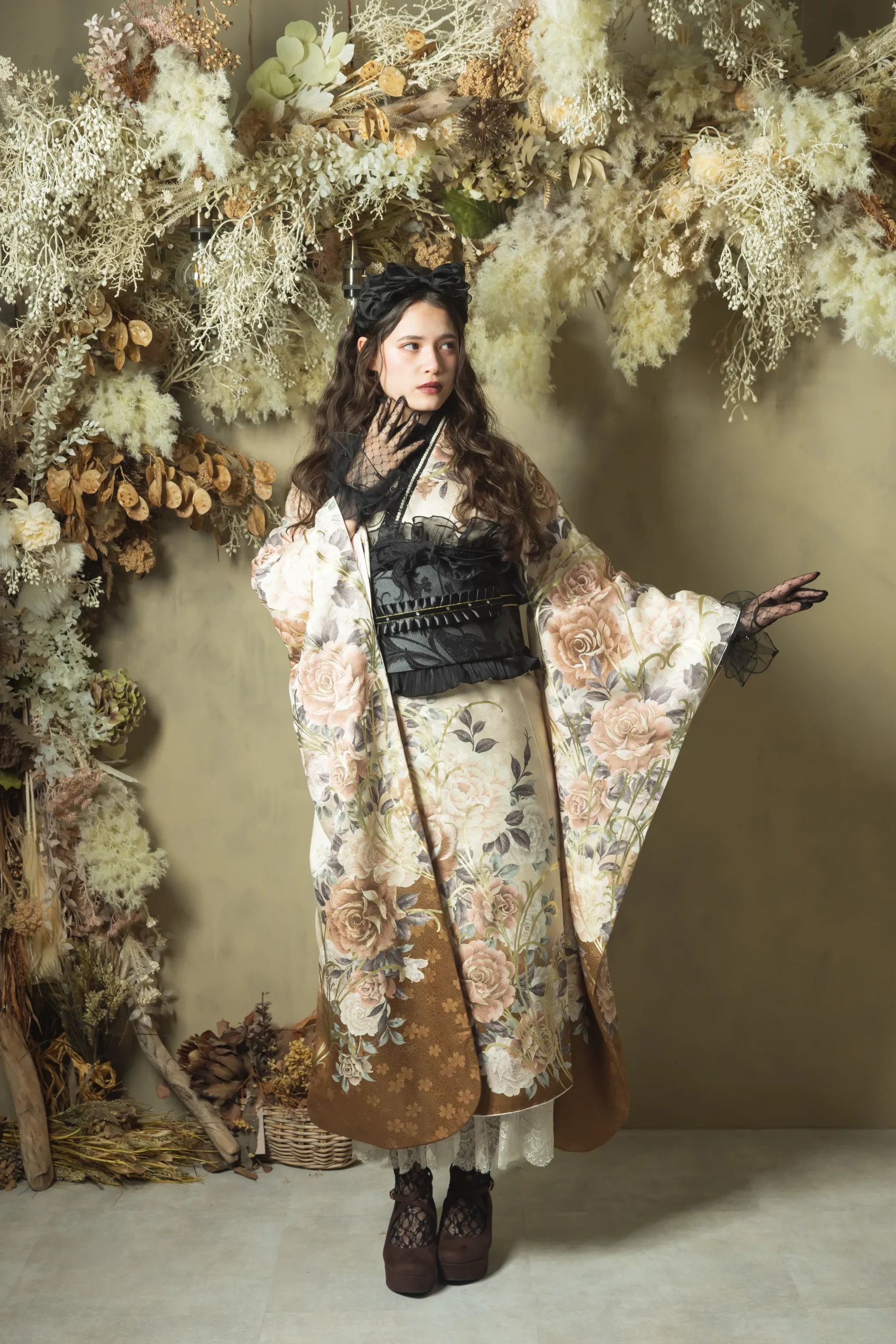 ベージュ地にアンティーク調の薔薇柄が描かれた大人モード振袖を着用した女性の全身スタジオ写真。成人式振袖レンタルPLUM（プラム）岐阜・一宮対応