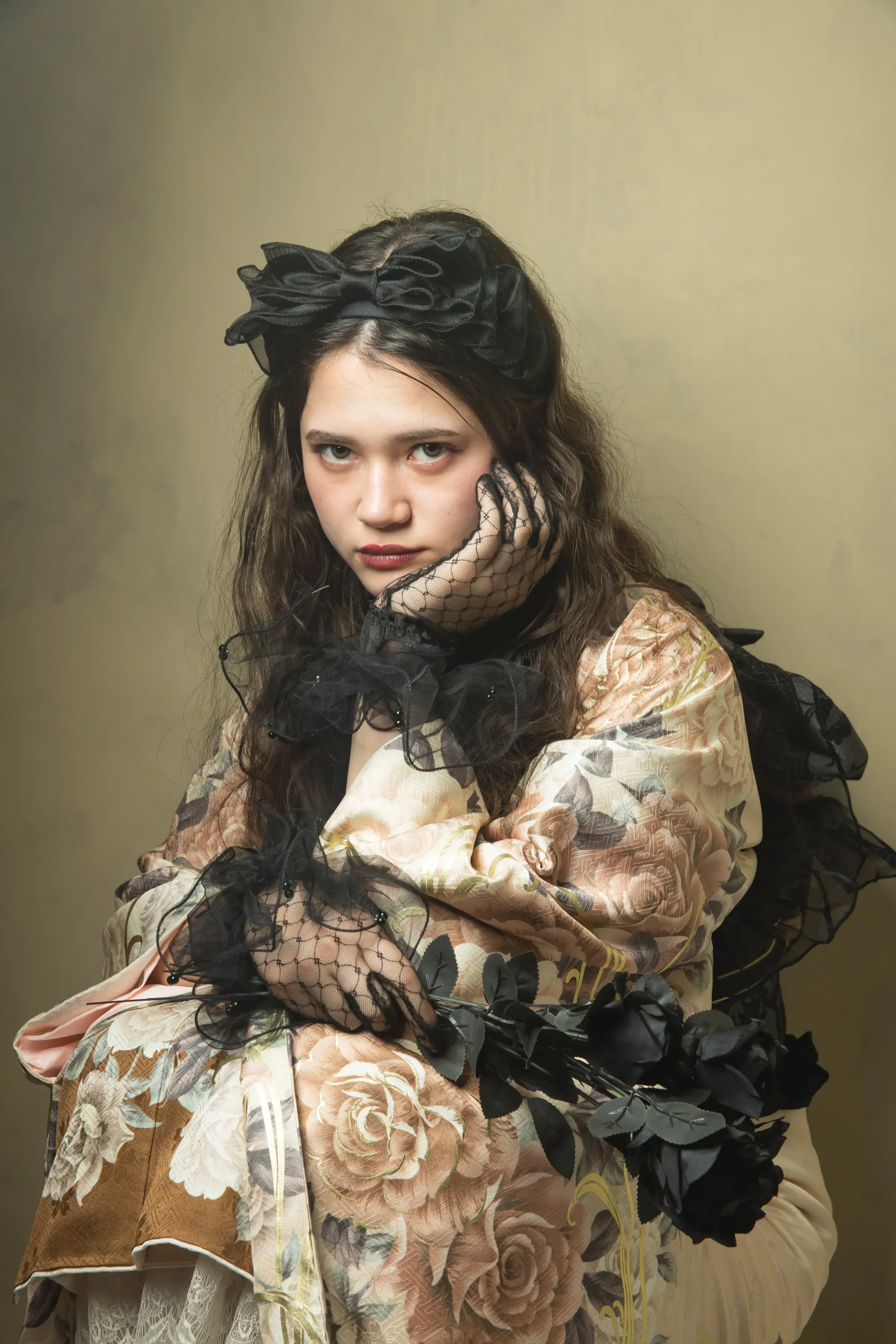 ベージュ地にアンティーク調の薔薇柄が描かれた大人モード振袖を着用した女性の全身スタジオ写真。成人式振袖レンタルPLUM（プラム）岐阜・一宮対応