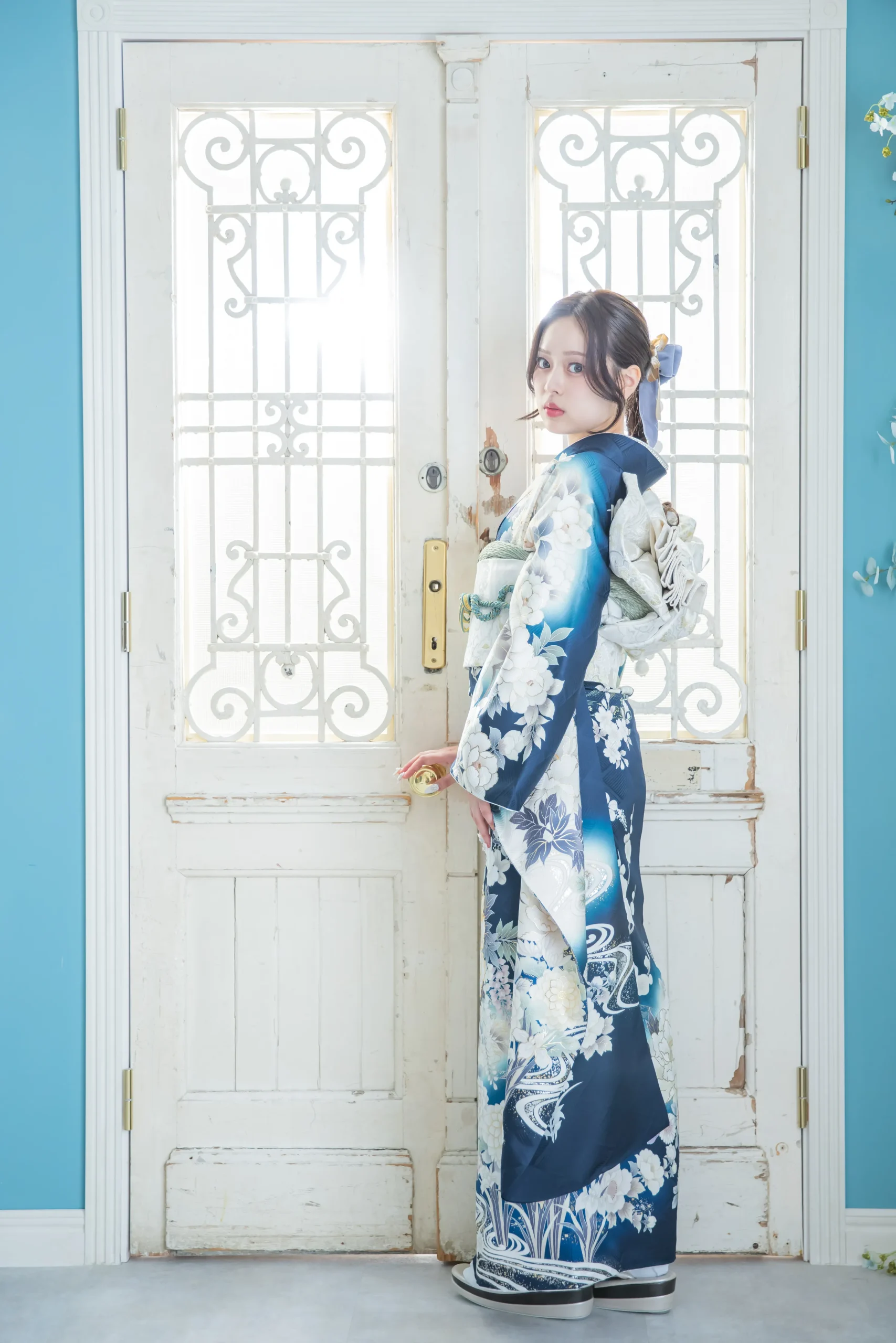 ネイビー地に白花柄の上品な古典振袖｜成人式振袖レンタルはPLUM（プラム）岐阜・一宮