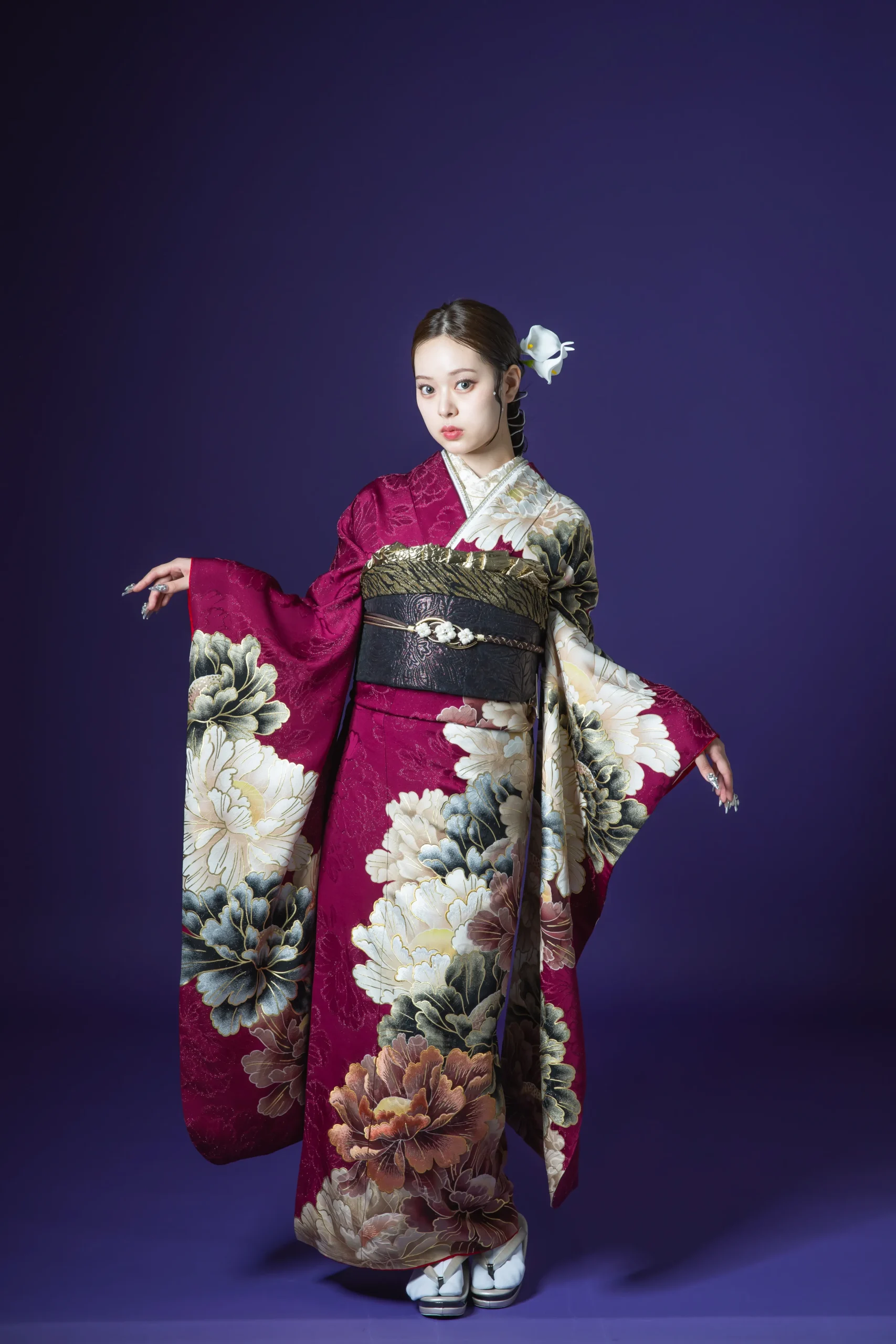 深みのあるボルドー地に大輪の牡丹柄が描かれた重厚感ある古典振袖を着用した女性の全身スタジオ写真。成人式振袖レンタルPLUM（プラム）岐阜・一宮対応