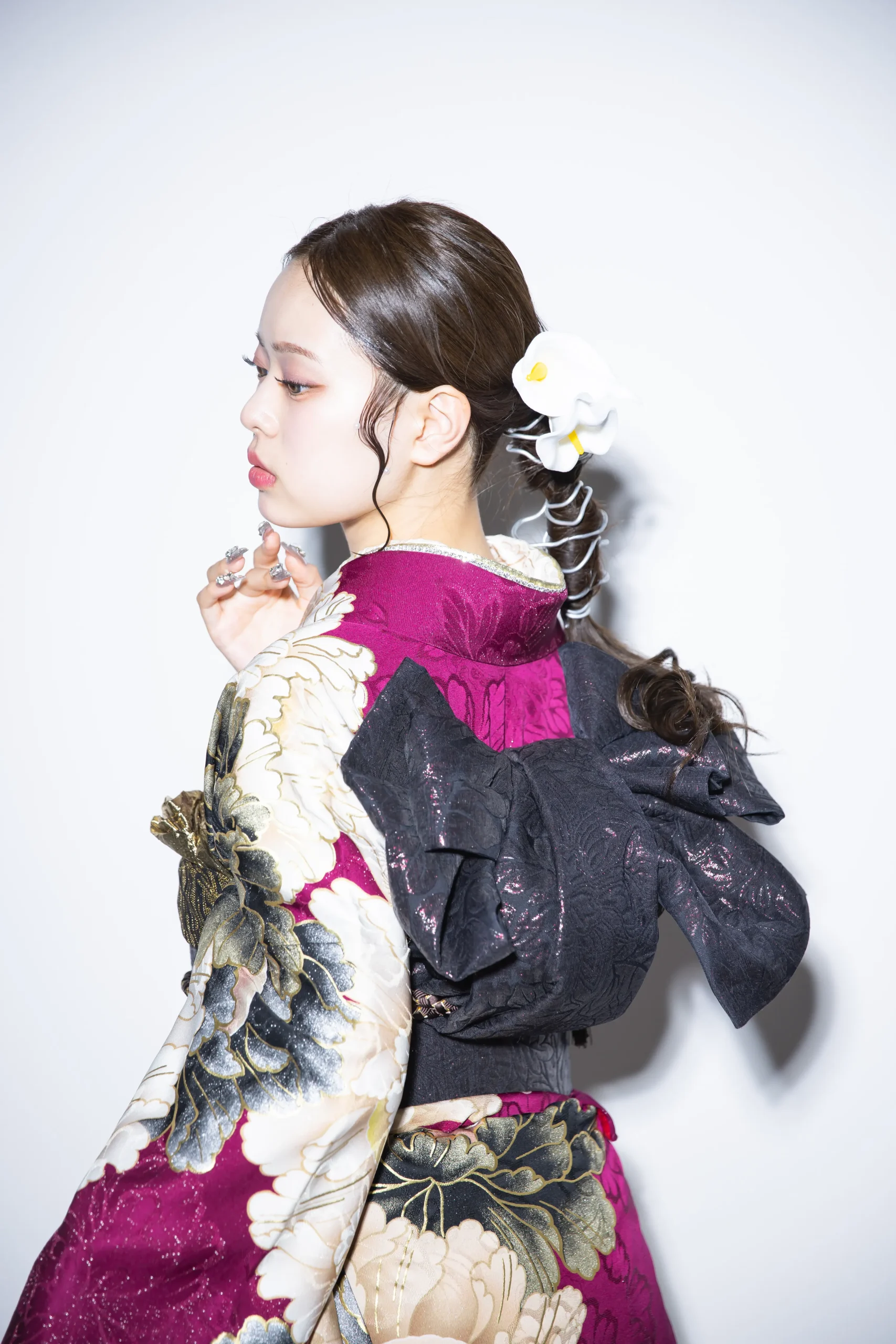 深みのあるボルドー地に大輪の牡丹柄が描かれた重厚感ある古典振袖を着用した女性の全身スタジオ写真。成人式振袖レンタルPLUM（プラム）岐阜・一宮対応