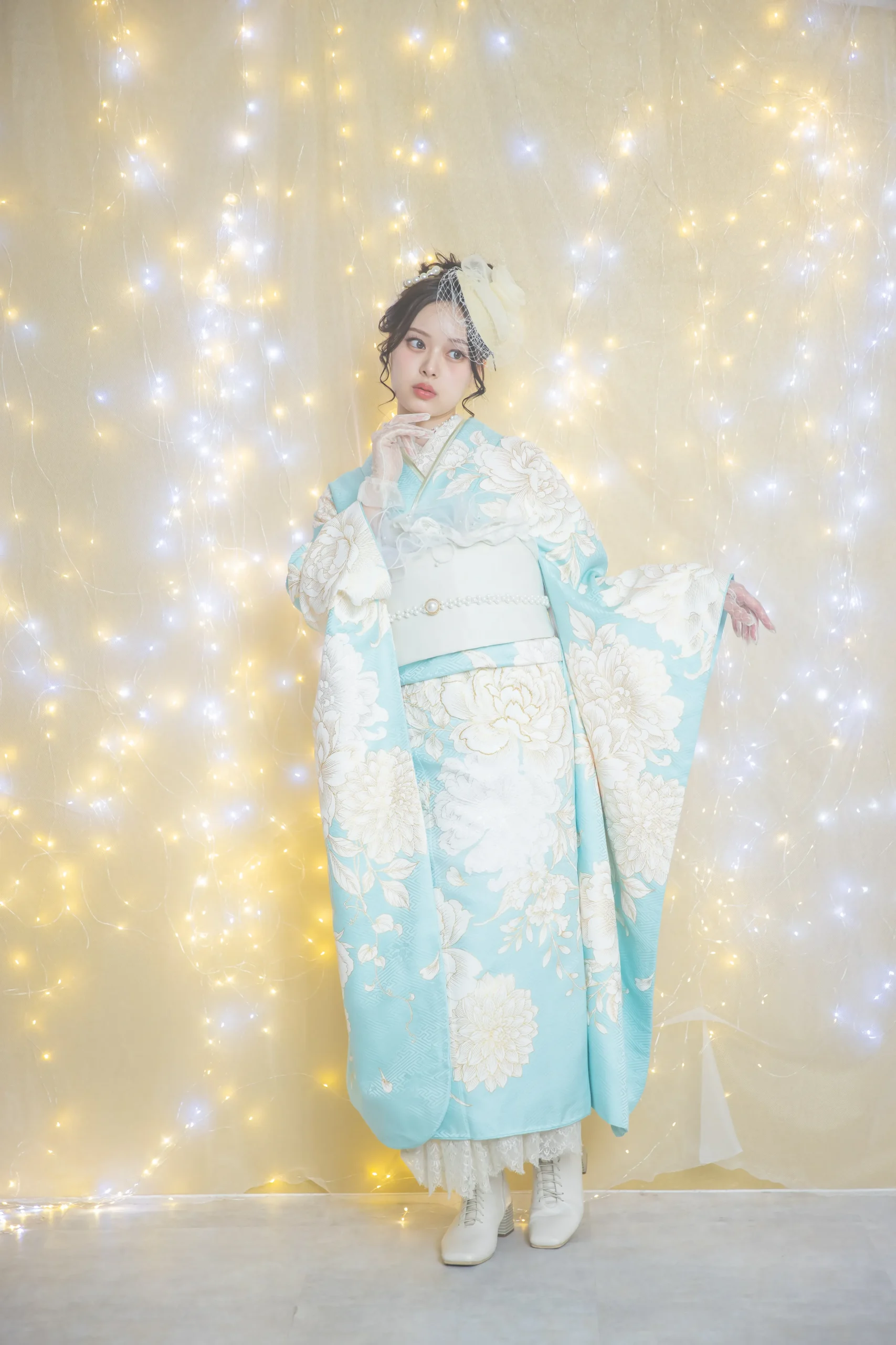 ミントブルー地に白の大輪花柄がやさしく映える上品フェミニン振袖を着用した女性の全身スタジオ写真。成人式振袖レンタルPLUM（プラム）岐阜・一宮対応