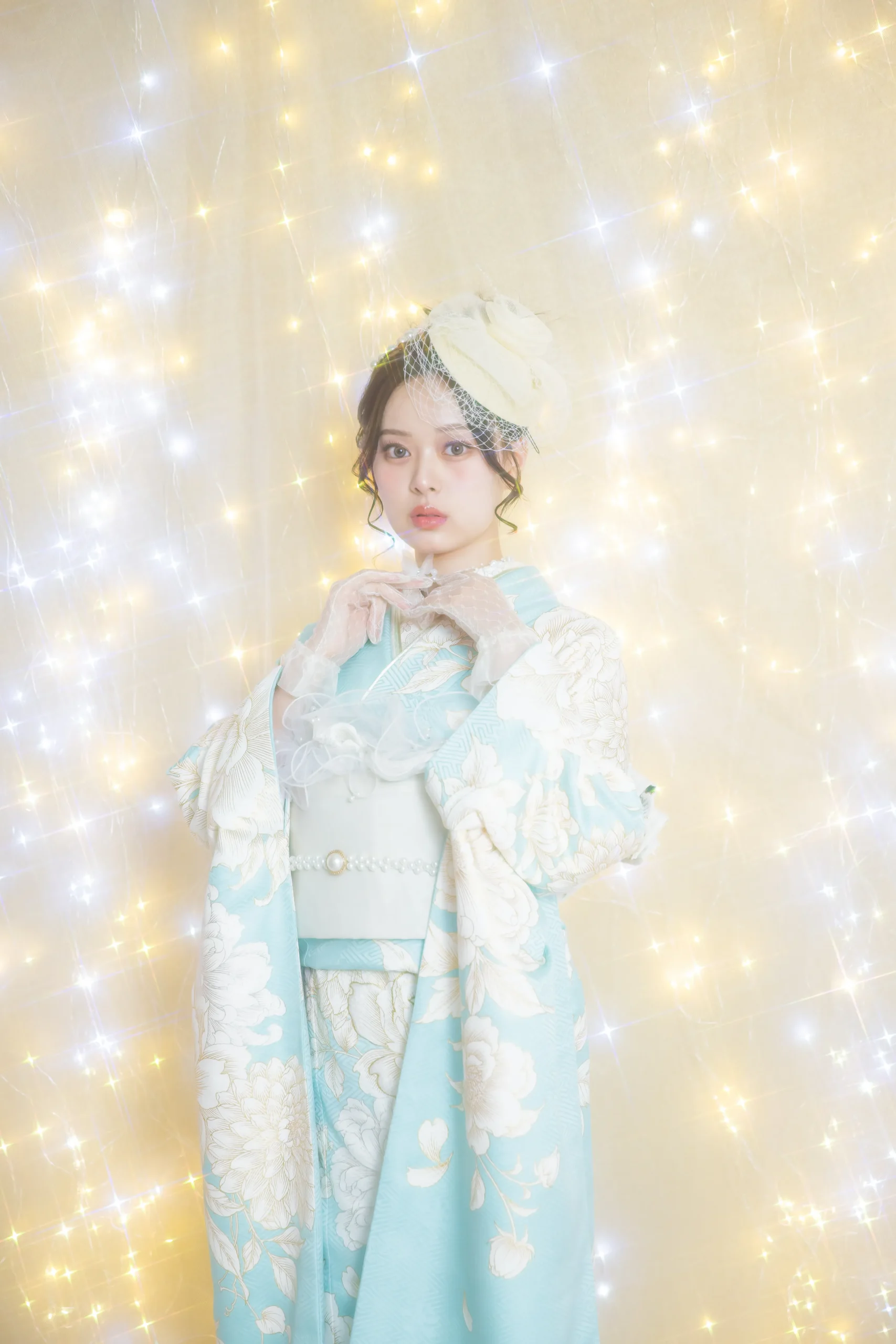 ミントブルー地に白の大輪花柄がやさしく映える上品フェミニン振袖を着用した女性の全身スタジオ写真。成人式振袖レンタルPLUM（プラム）岐阜・一宮対応