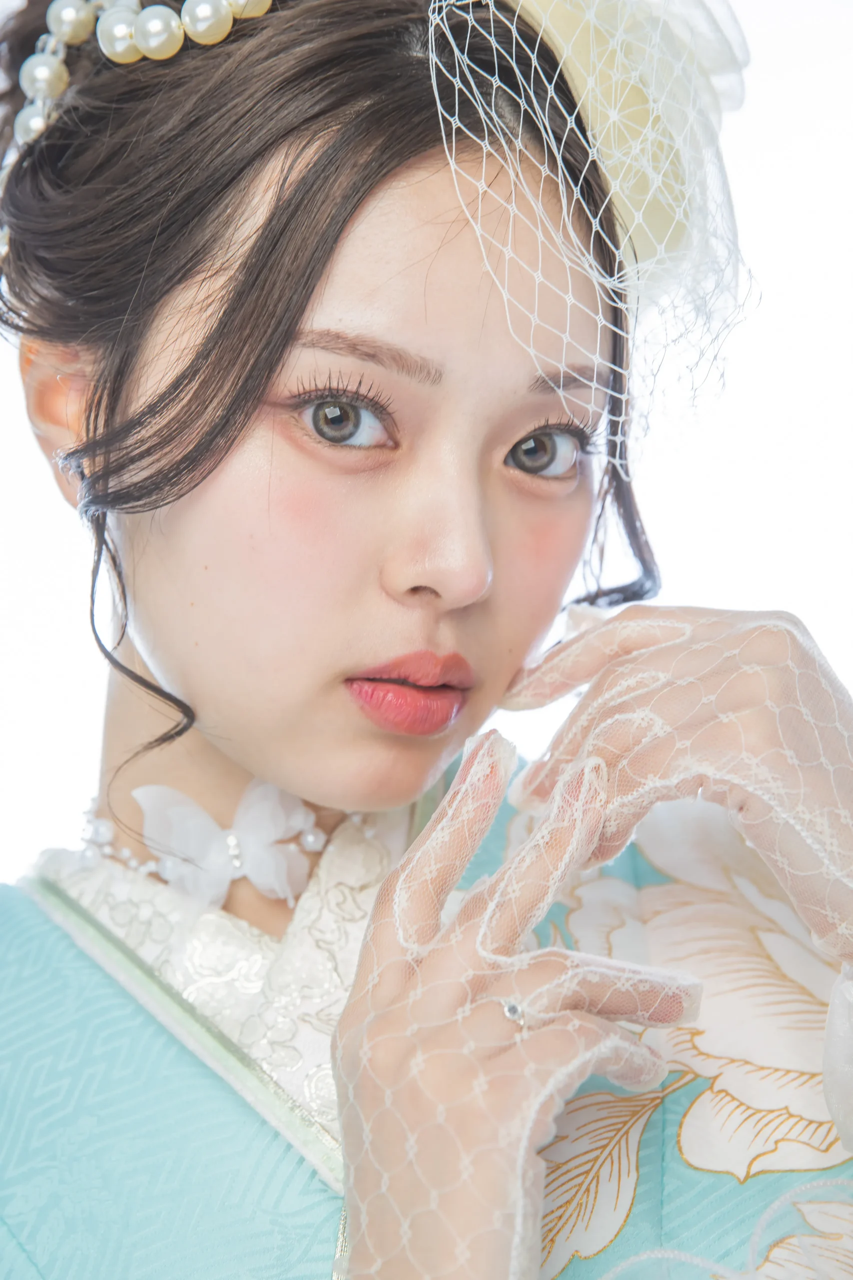 ミントブルー地に白の大輪花柄がやさしく映える上品フェミニン振袖を着用した女性の全身スタジオ写真。成人式振袖レンタルPLUM（プラム）岐阜・一宮対応