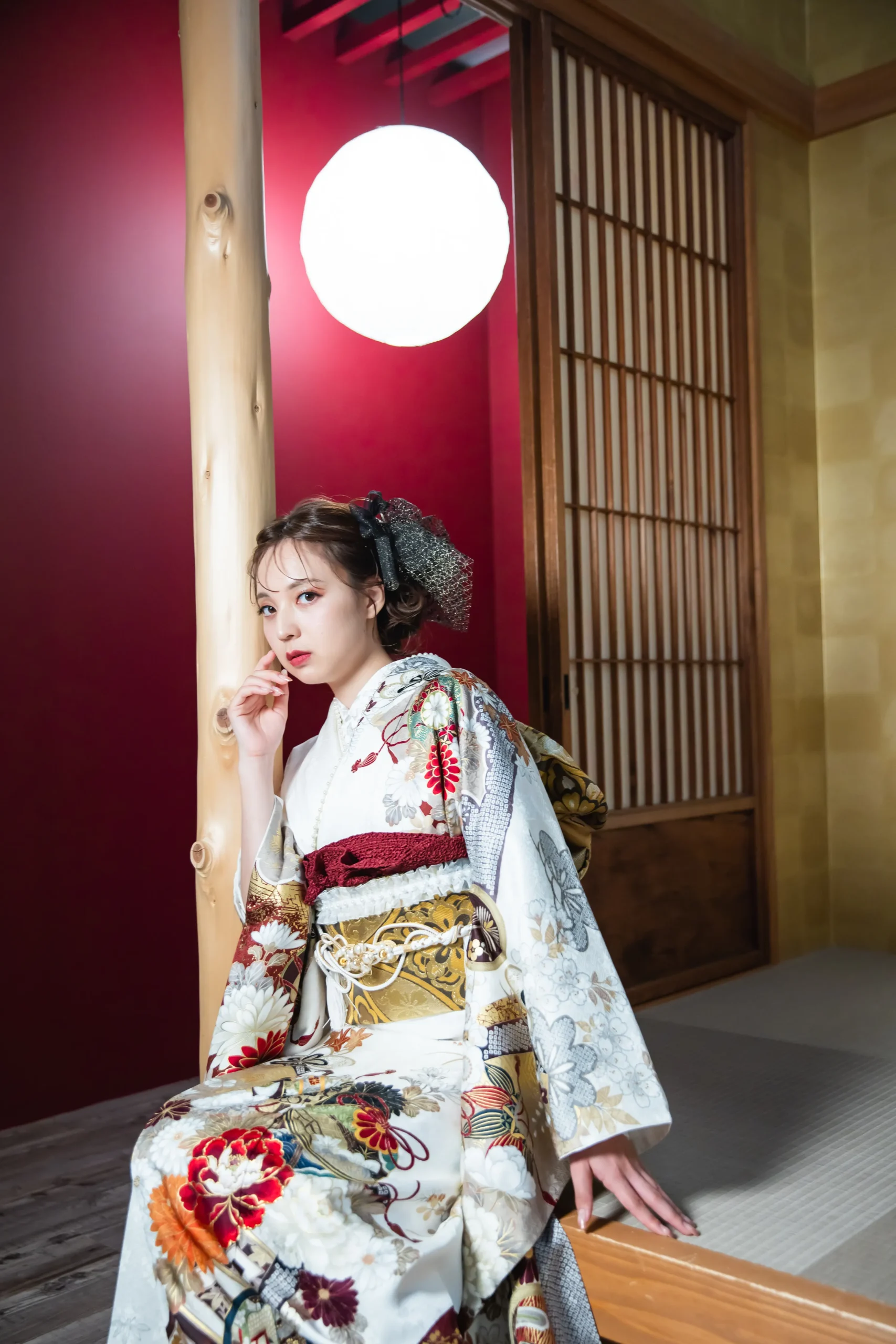 白地に金彩と赤・黒の古典柄が華やかに映える上品な正統派振袖を着用した女性の全身スタジオ写真。成人式振袖レンタルPLUM（プラム）岐阜・一宮対応