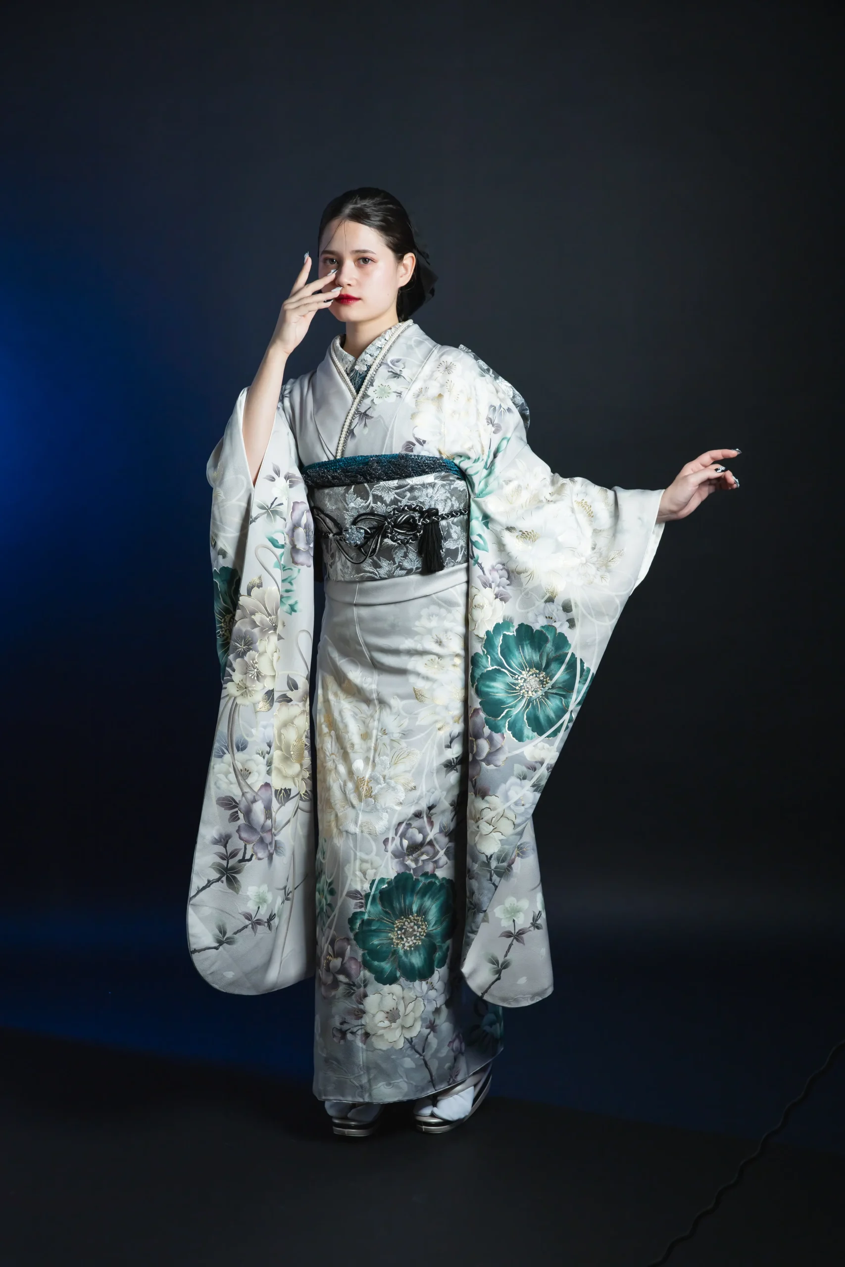 グレージュ地にくすみグリーンの大輪花柄が描かれた大人モード振袖を着用した女性の全身スタジオ写真。成人式振袖レンタルPLUM（プラム）岐阜・一宮対応