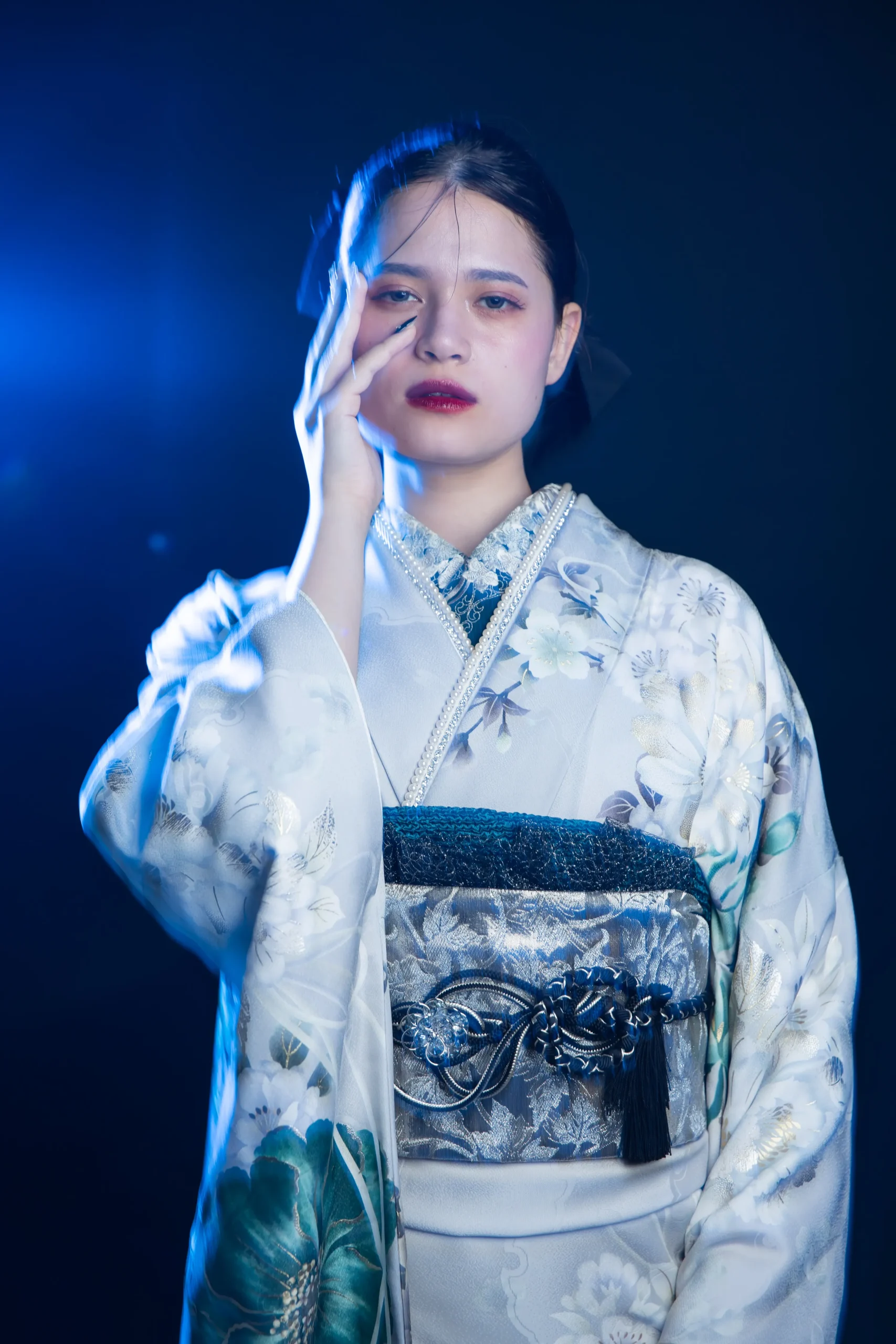 グレージュ地にくすみグリーンの大輪花柄が描かれた大人モード振袖を着用した女性の全身スタジオ写真。成人式振袖レンタルPLUM（プラム）岐阜・一宮対応