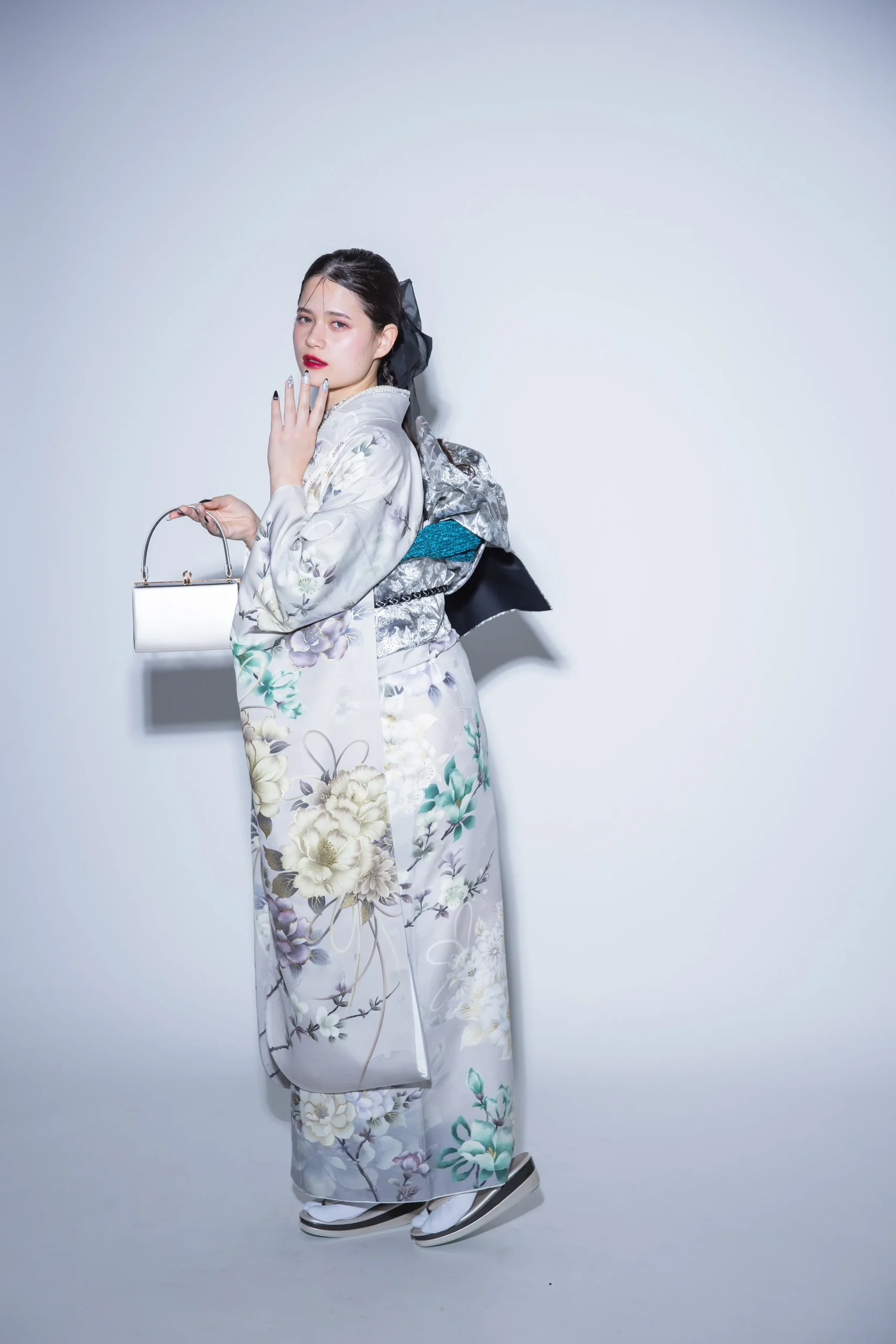 グレージュ地にくすみグリーンの大輪花柄が描かれた大人モード振袖を着用した女性の全身スタジオ写真。成人式振袖レンタルPLUM（プラム）岐阜・一宮対応