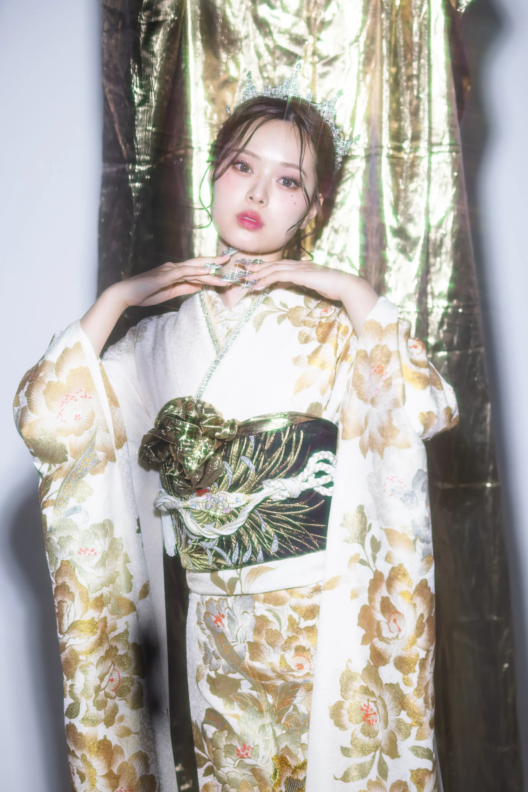 白地にゴールドの大輪花柄が贅沢に描かれたラグジュアリーな正統派振袖を着用した女性の全身スタジオ写真。成人式振袖レンタルPLUM（プラム）岐阜・一宮対応