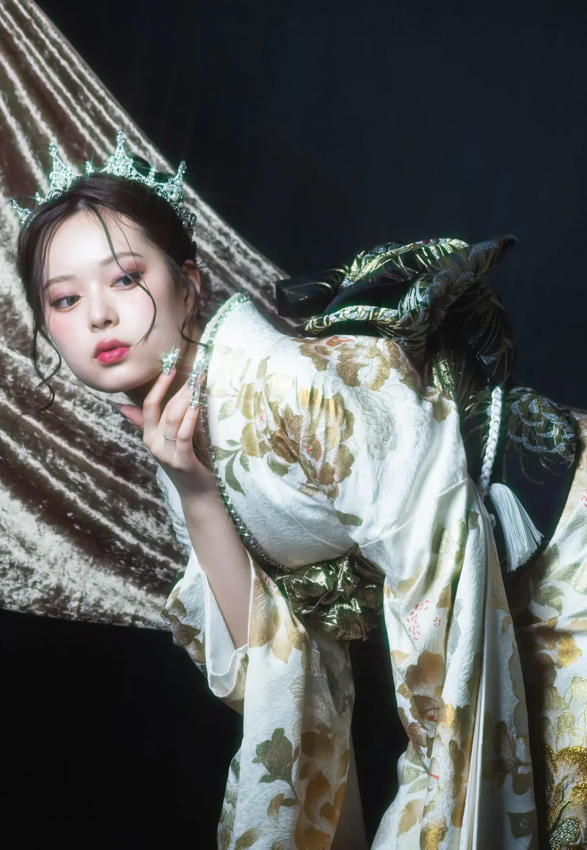 白地にゴールドの大輪花柄が贅沢に描かれたラグジュアリーな正統派振袖を着用した女性の全身スタジオ写真。成人式振袖レンタルPLUM（プラム）岐阜・一宮対応