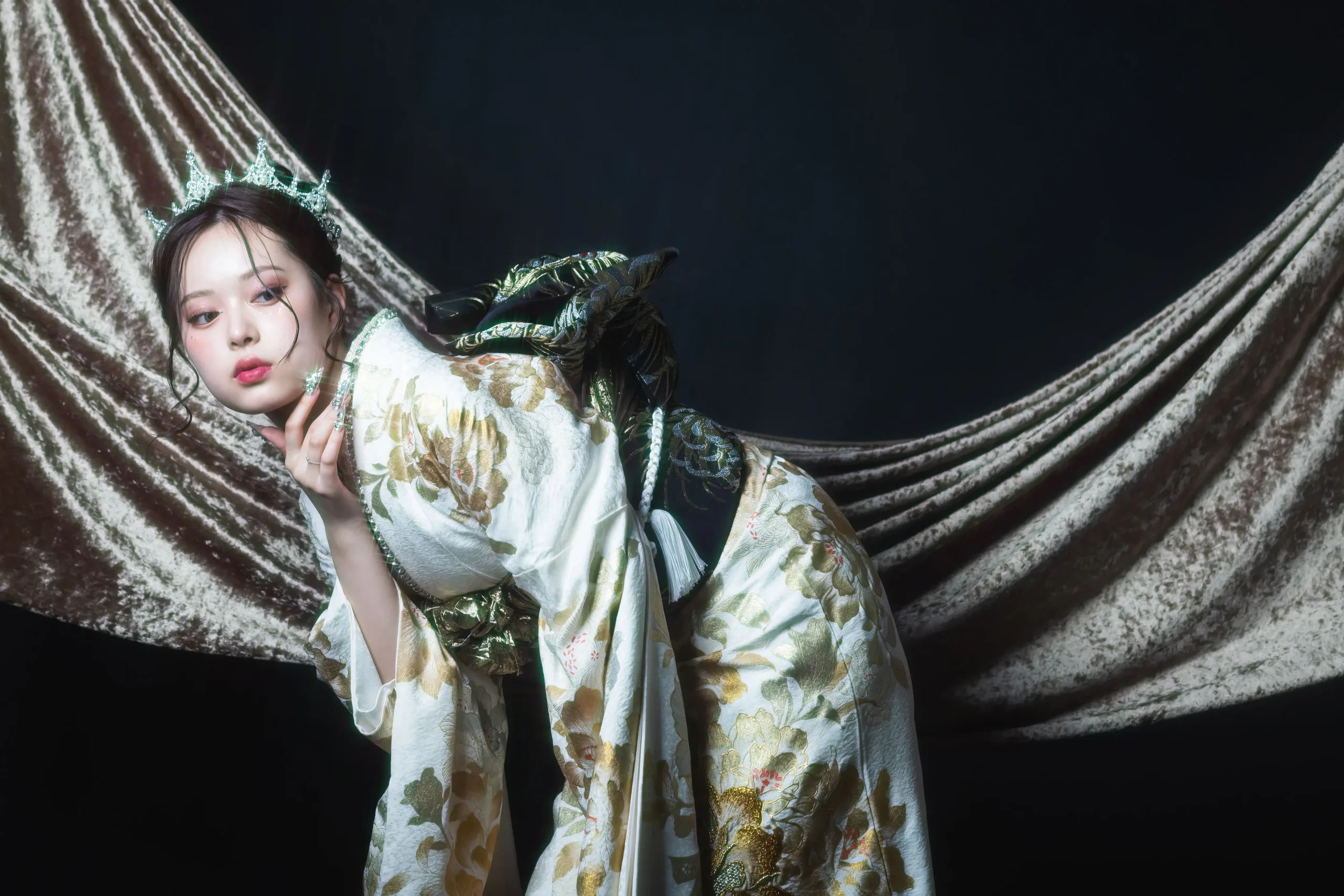 白地にゴールドの大輪花柄が贅沢に描かれたラグジュアリーな正統派振袖を着用した女性の全身スタジオ写真。成人式振袖レンタルPLUM（プラム）岐阜・一宮対応