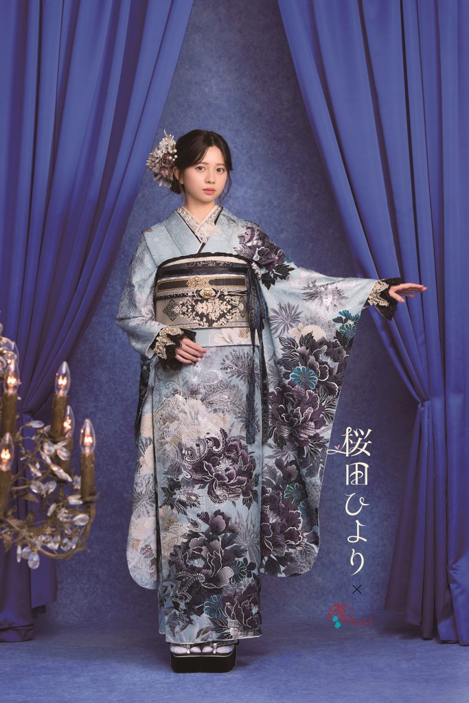 桜田ひより着用の青系振袖。水色を基調に黒や紫の花柄が描かれたシックで大人っぽい成人式向け振袖。アンティーク調の帯とブーケを合わせた上品な振袖コーディネート。
代替テキスト(altテキスト)例②|Z世代向け・今っぽさ重視
女優・桜田ひよりが着用する、くすみブルーがおしゃれな振袖。花柄が印象的なクールで大人可愛い成人式スタイル。
代替テキスト(altテキスト)例③|親世代・検討層向け
桜田ひより着用の青系振袖。落ち着いた色合いと花柄文様が調和した、格式とトレンド感を兼ね備えた成人式用振袖。
検索に強いキーワード(この画像と相性◎)
必須キーワード
桜田ひより
振袖
成人式 振袖
青系 振袖
水色 振袖
花柄 振袖
掛け合わせで強いワード
女優 着用 振袖
芸能人 振袖
クール 振袖
シック 振袖
大人っぽい 振袖
成人式 前撮り
+地域・店舗名(可能なら追加)
振袖 レンタル
岐阜 振袖
一宮 振袖
成人式 振袖 PLUM
実務的ポイント
この画像は
「桜田ひより × 青系 × クール・大人系」検索軸で非常に強いです
altテキストには
👉 青系/水色/花柄/成人式/桜田ひより を必ず含める
Pinterest・Google画像検索・HPギャラリーいずれにも相性◎
次は
この振袖の説明文(HP用)
タイトルタグ(SEO対策)
Pinterest用説明文+ハッシュタグ
どれを作成しますか?続けて一括対応も可能です。