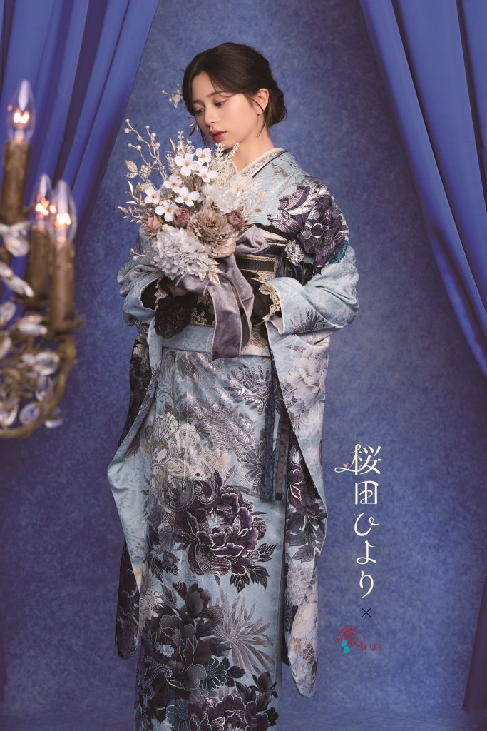 桜田ひより着用の青系振袖。水色を基調に黒や紫の花柄が描かれたシックで大人っぽい成人式向け振袖。アンティーク調の帯とブーケを合わせた上品な振袖コーディネート。
代替テキスト(altテキスト)例②|Z世代向け・今っぽさ重視
女優・桜田ひよりが着用する、くすみブルーがおしゃれな振袖。花柄が印象的なクールで大人可愛い成人式スタイル。
代替テキスト(altテキスト)例③|親世代・検討層向け
桜田ひより着用の青系振袖。落ち着いた色合いと花柄文様が調和した、格式とトレンド感を兼ね備えた成人式用振袖。
検索に強いキーワード(この画像と相性◎)
必須キーワード
桜田ひより
振袖
成人式 振袖
青系 振袖
水色 振袖
花柄 振袖
掛け合わせで強いワード
女優 着用 振袖
芸能人 振袖
クール 振袖
シック 振袖
大人っぽい 振袖
成人式 前撮り
+地域・店舗名(可能なら追加)
振袖 レンタル
岐阜 振袖
一宮 振袖
成人式 振袖 PLUM
実務的ポイント
この画像は
「桜田ひより × 青系 × クール・大人系」検索軸で非常に強いです
altテキストには
👉 青系/水色/花柄/成人式/桜田ひより を必ず含める
Pinterest・Google画像検索・HPギャラリーいずれにも相性◎
次は
この振袖の説明文(HP用)
タイトルタグ(SEO対策)
Pinterest用説明文+ハッシュタグ
どれを作成しますか?続けて一括対応も可能です。