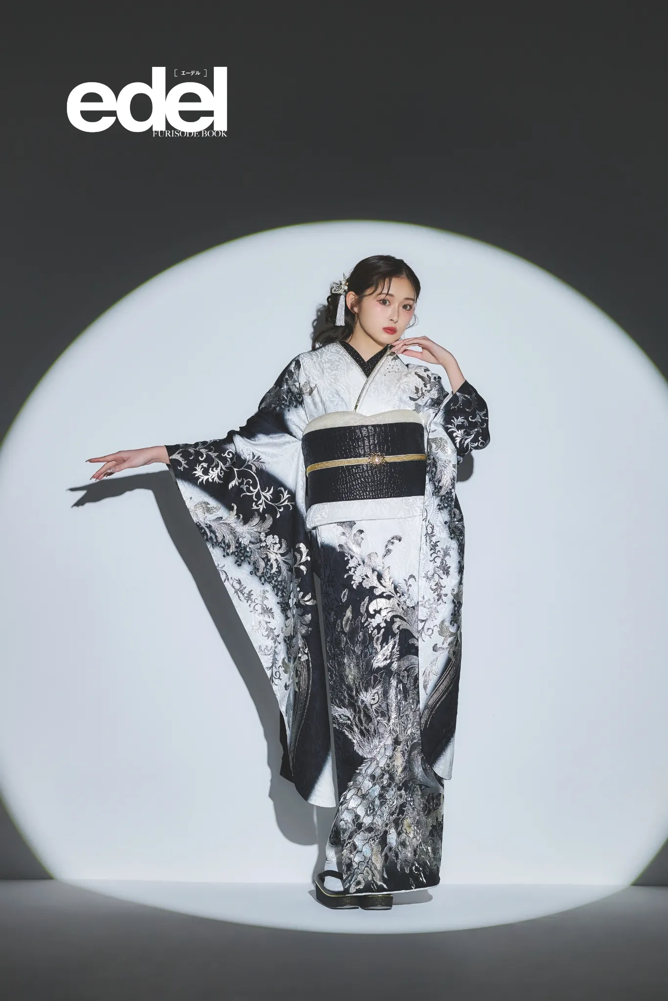 白黒の墨絵風柄が大胆に描かれたモード系振袖を着用した女性の全身スタジオ写真。成人式振袖レンタルPLUM（プラム）岐阜・一宮対応