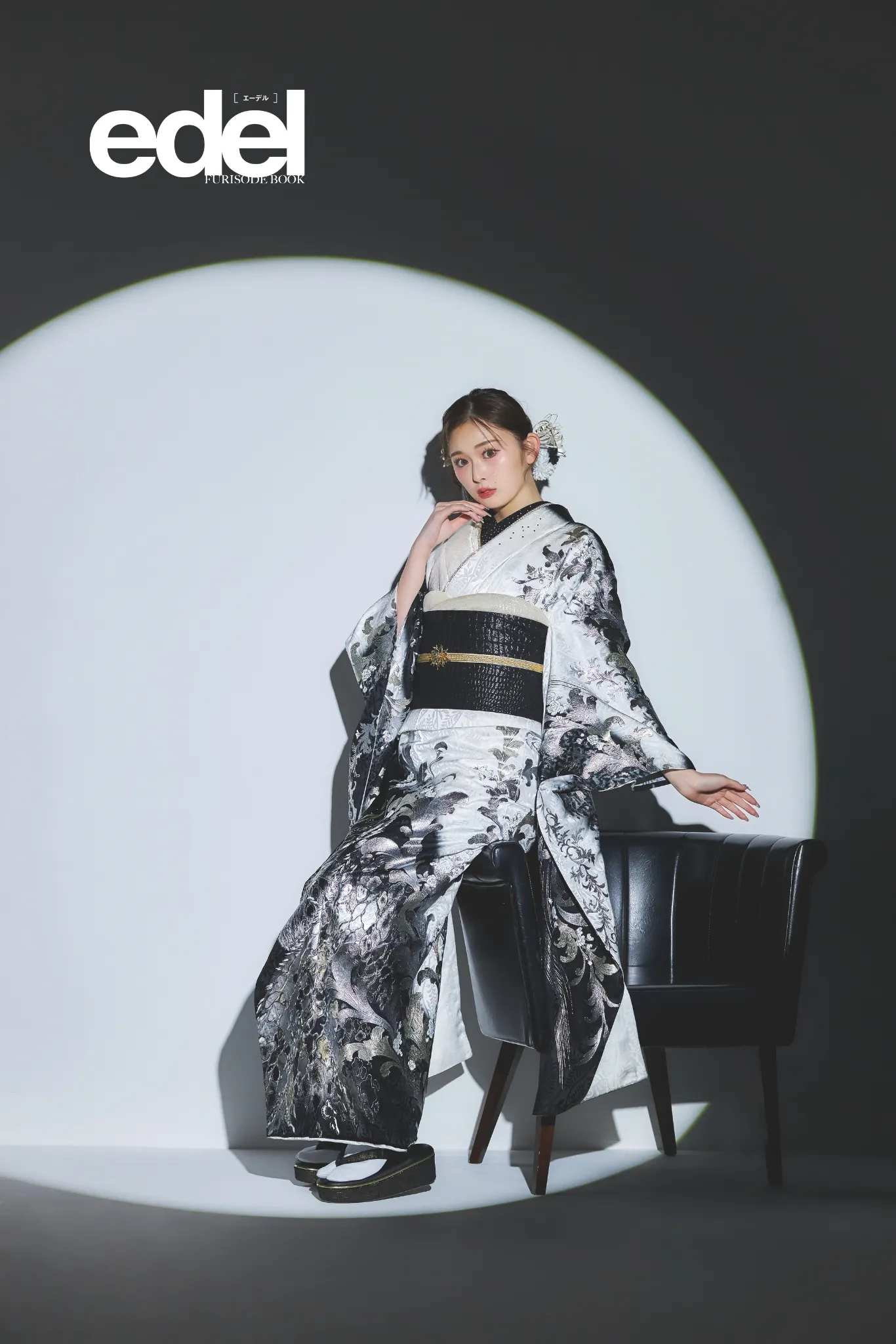 白黒の墨絵風柄が大胆に描かれたモード系振袖を着用した女性の全身スタジオ写真。成人式振袖レンタルPLUM（プラム）岐阜・一宮対応