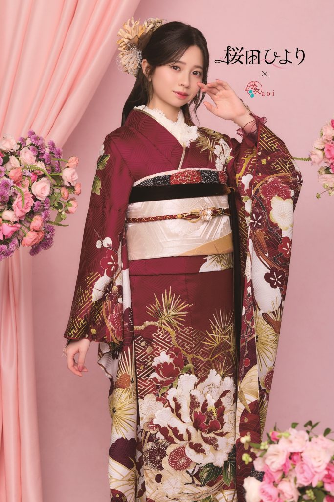 桜田ひより着用の赤系振袖。深みのあるワインレッド地に牡丹や松文様が豪華に描かれた、成人式向けの華やかで上品な振袖コーディネート。