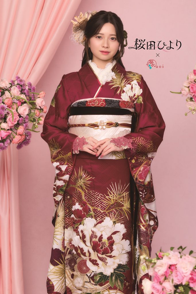 桜田ひより着用の赤系振袖。深みのあるワインレッド地に牡丹や松文様が豪華に描かれた、成人式向けの華やかで上品な振袖コーディネート。