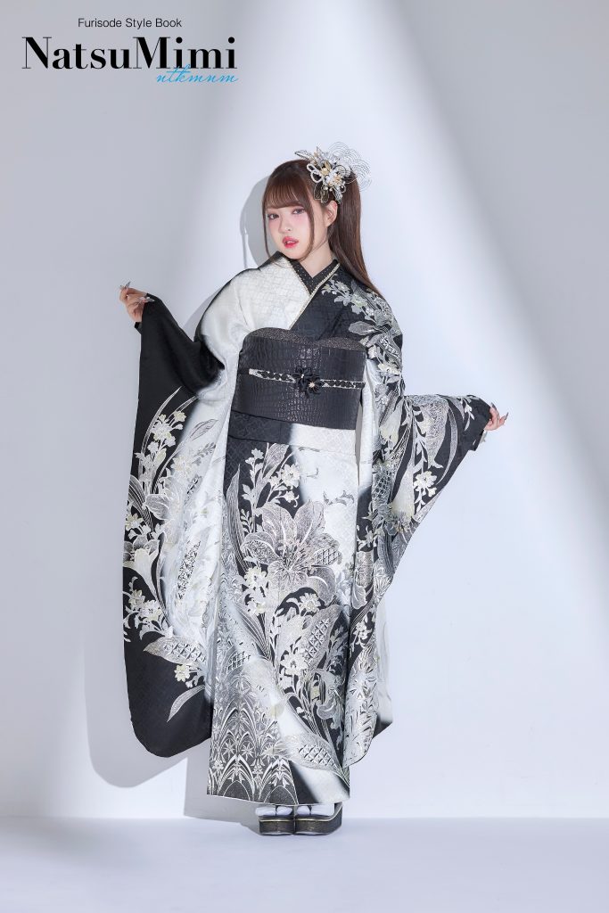 インフルエンサーみなみちゃんが着用する、黒×白のモノトーン振袖。大胆な花柄と繊細な銀彩が映える、成人式や前撮りに人気の大人モダンな振袖スタイル。