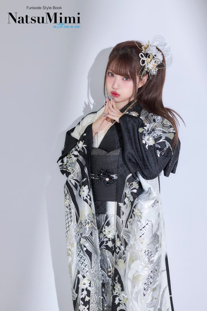 インフルエンサーみなみちゃんが着用する、黒×白のモノトーン振袖。大胆な花柄と繊細な銀彩が映える、成人式や前撮りに人気の大人モダンな振袖スタイル。
