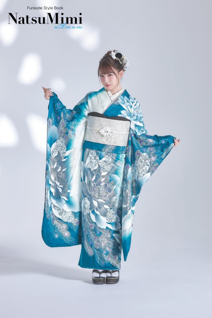 インフルエンサーみなみちゃん着用のブルーグリーン振袖。白を基調にした大胆な花柄と透明感のある青が印象的な、成人式・前撮り向けの華やかで上品な振袖スタイル。