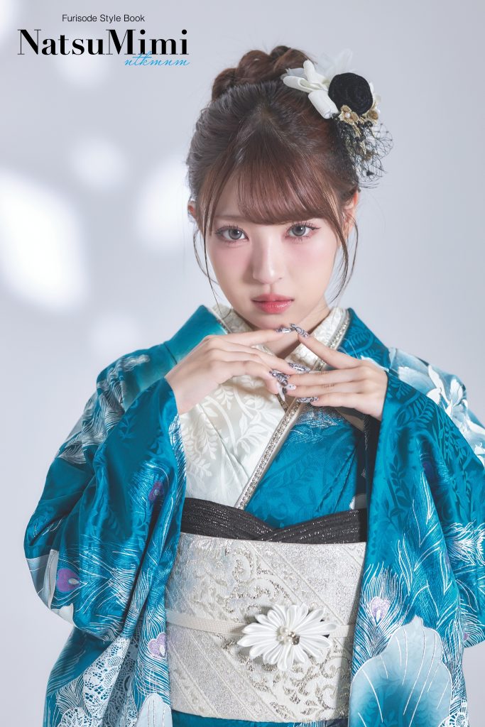 インフルエンサーみなみちゃん着用のブルーグリーン振袖。白を基調にした大胆な花柄と透明感のある青が印象的な、成人式・前撮り向けの華やかで上品な振袖スタイル。