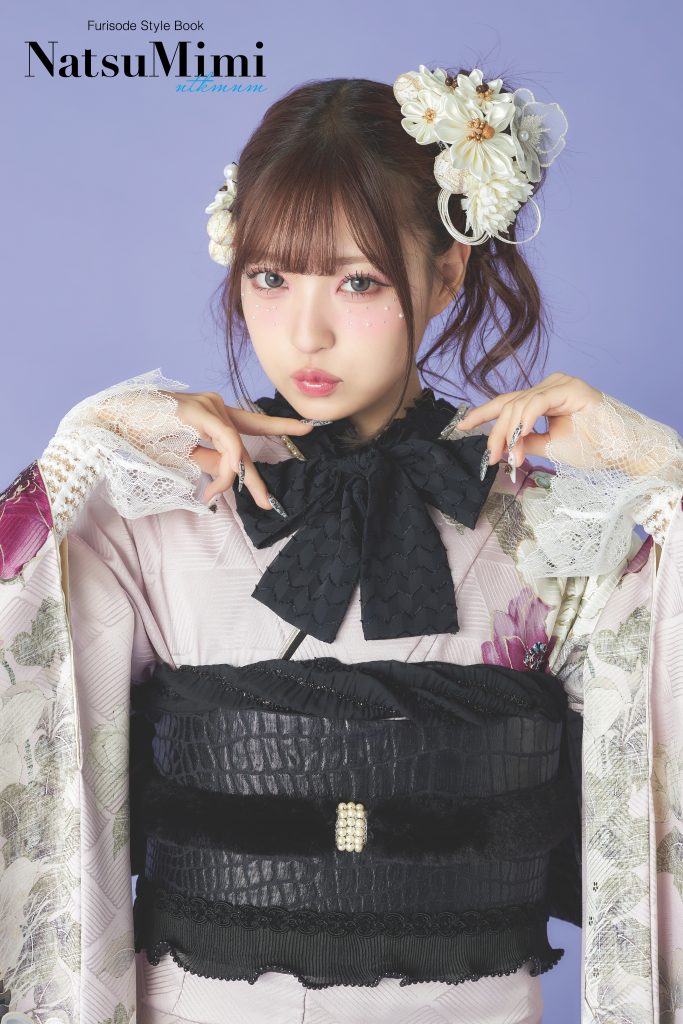 インフルエンサーみなみちゃん着用の淡いピンク振袖。大輪の花柄と黒の帯を合わせた甘すぎないデザインで、成人式や前撮りに映える上品で大人可愛い振袖スタイル。