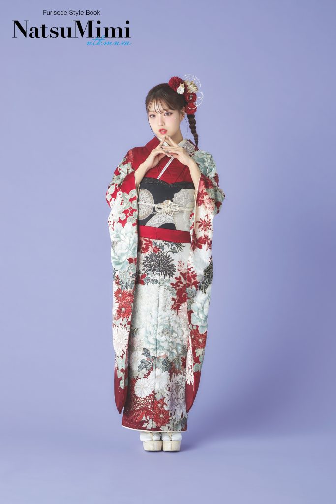 インフルエンサーみなみちゃん着用の赤地振袖。深みのある赤に白や淡いグレーの菊柄をあしらった、成人式や前撮りに映える華やかで上品な古典モダン振袖。