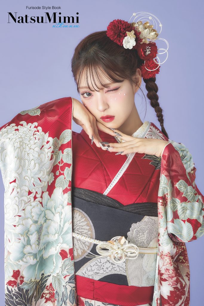 インフルエンサーみなみちゃん着用の赤地振袖。深みのある赤に白や淡いグレーの菊柄をあしらった、成人式や前撮りに映える華やかで上品な古典モダン振袖。
