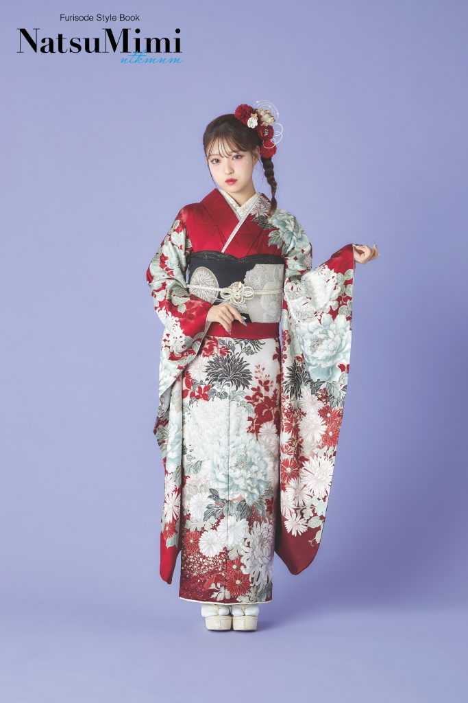インフルエンサーみなみちゃん着用の赤地振袖。深みのある赤に白や淡いグレーの菊柄をあしらった、成人式や前撮りに映える華やかで上品な古典モダン振袖。
