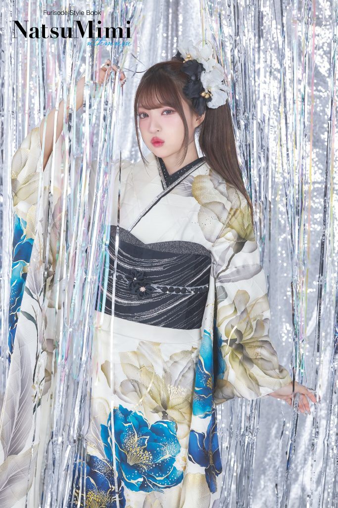 インフルエンサーみなみちゃん着用の白地振袖。白を基調にブルーの大輪花柄をあしらった、洗練されたモダンで透明感のある成人式・前撮り向け振袖スタイル。