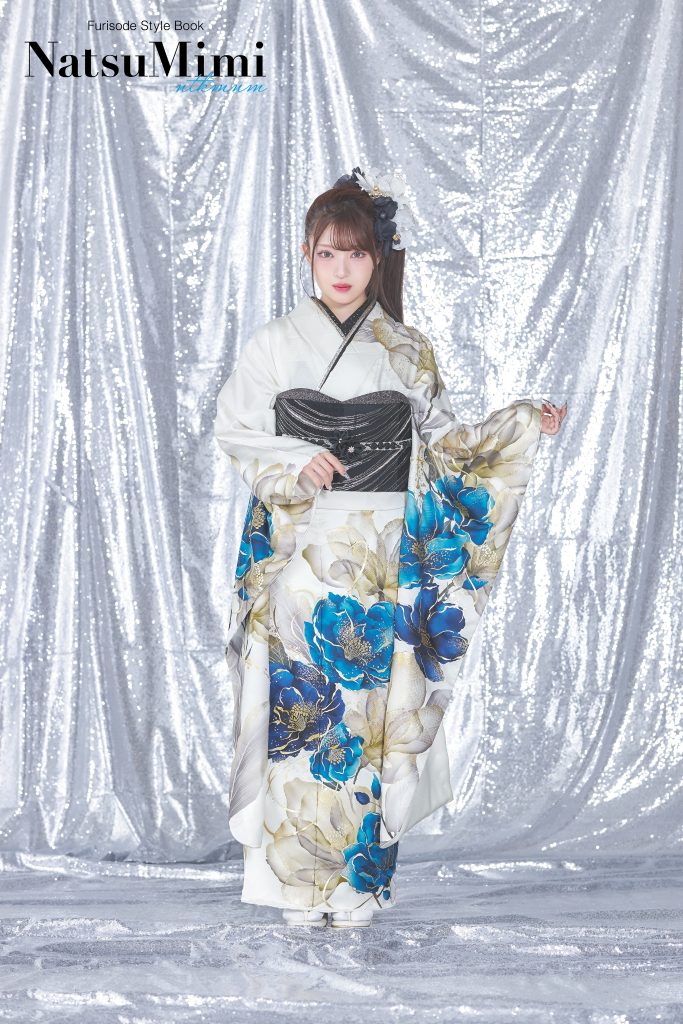 インフルエンサーみなみちゃん着用の白地振袖。白を基調にブルーの大輪花柄をあしらった、洗練されたモダンで透明感のある成人式・前撮り向け振袖スタイル。