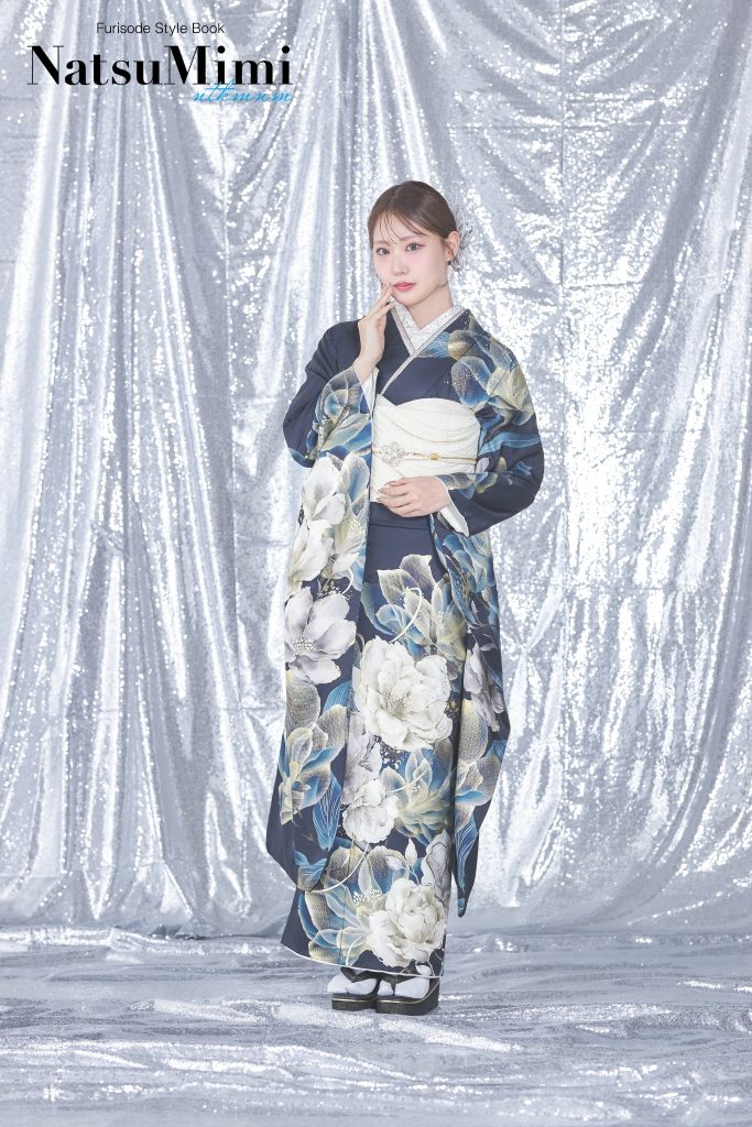 インフルエンサーみなみちゃんの姉・なつきちゃん着用のネイビー地振袖。白とブルーの大輪花柄が映える、上品で大人モダンな成人式・前撮り向け振袖スタイル。