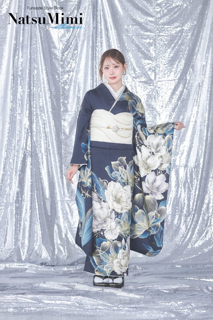 インフルエンサーみなみちゃんの姉・なつきちゃん着用のネイビー地振袖。白とブルーの大輪花柄が映える、上品で大人モダンな成人式・前撮り向け振袖スタイル。