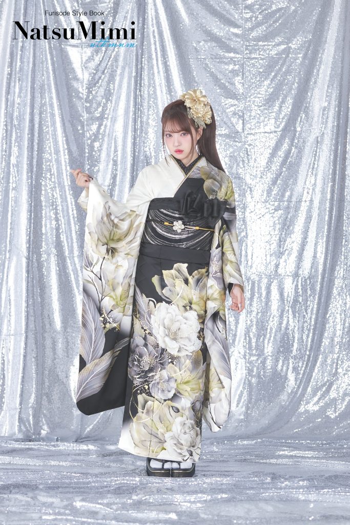 インフルエンサーみなみちゃん着用の白×ブラック振袖。白地に黒とグレージュの大輪花柄を配した、クールで洗練された大人モダンな成人式・前撮り向け振袖スタイル。