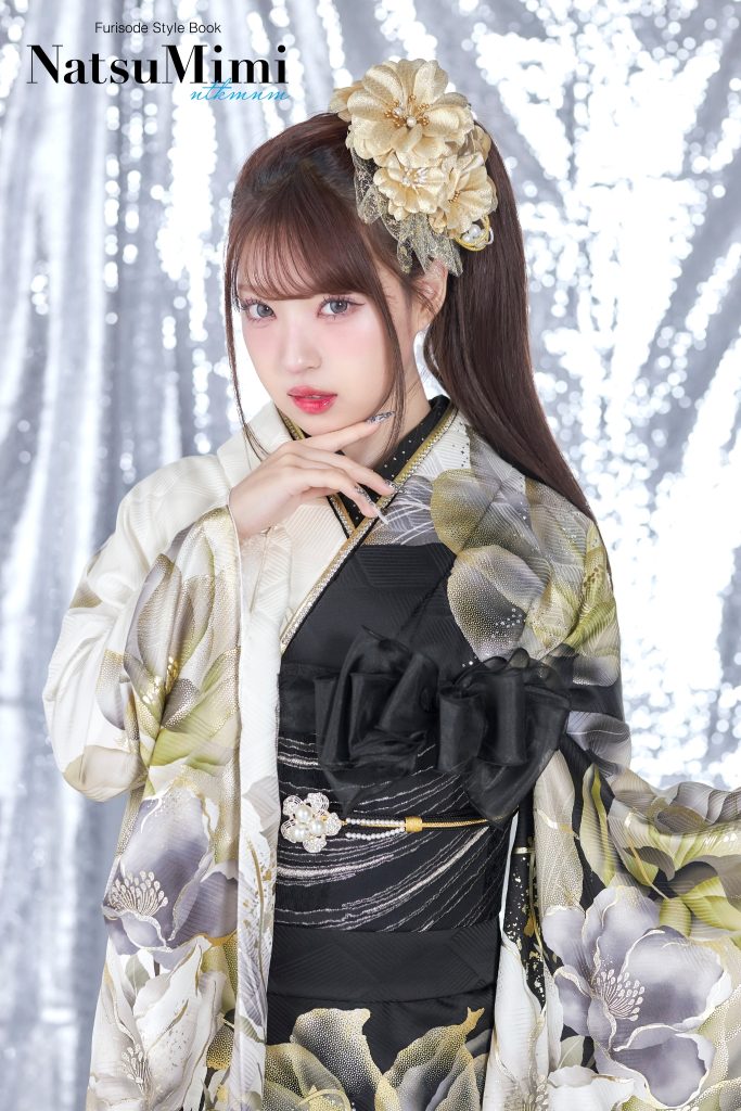 インフルエンサーみなみちゃん着用の白×ブラック振袖。白地に黒とグレージュの大輪花柄を配した、クールで洗練された大人モダンな成人式・前撮り向け振袖スタイル。