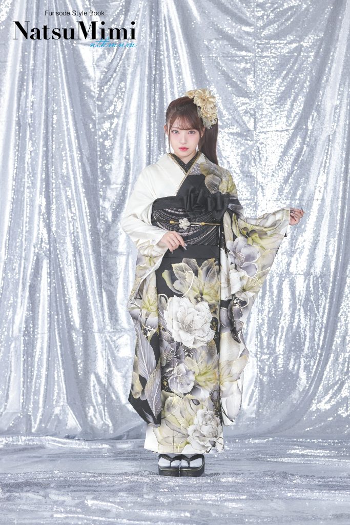 インフルエンサーみなみちゃん着用の白×ブラック振袖。白地に黒とグレージュの大輪花柄を配した、クールで洗練された大人モダンな成人式・前撮り向け振袖スタイル。