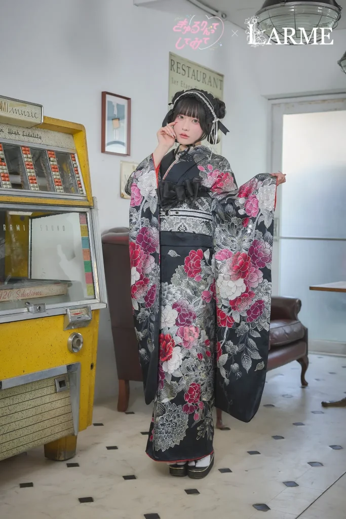 きゅるりんってしてみて×LARMEコラボの新作振袖。黒地に赤とピンクの花柄が映えるゴシックテイストの振袖を着た女性の成人式前撮りスタイル。岐阜・愛知の振袖専門店PLUMで取り扱い。