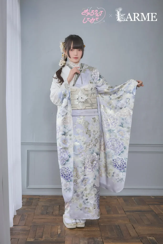 きゅるりんってしてみて×LARMEコラボの新作振袖。淡いブルーとホワイトを基調にした花柄の透明感あふれる振袖を着た女性の成人式前撮りスタイル。岐阜・愛知の振袖専門店PLUMで取り扱い。
