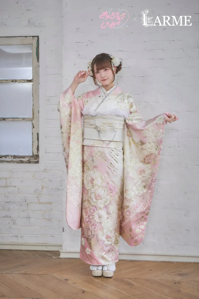 きゅるりんってしてみて×LARMEコラボの新作振袖。淡いピンク地に金彩の花柄が描かれた華やかで可憐な振袖を着た女性の成人式前撮りスタイル。岐阜・愛知の振袖専門店PLUMで取り扱い。